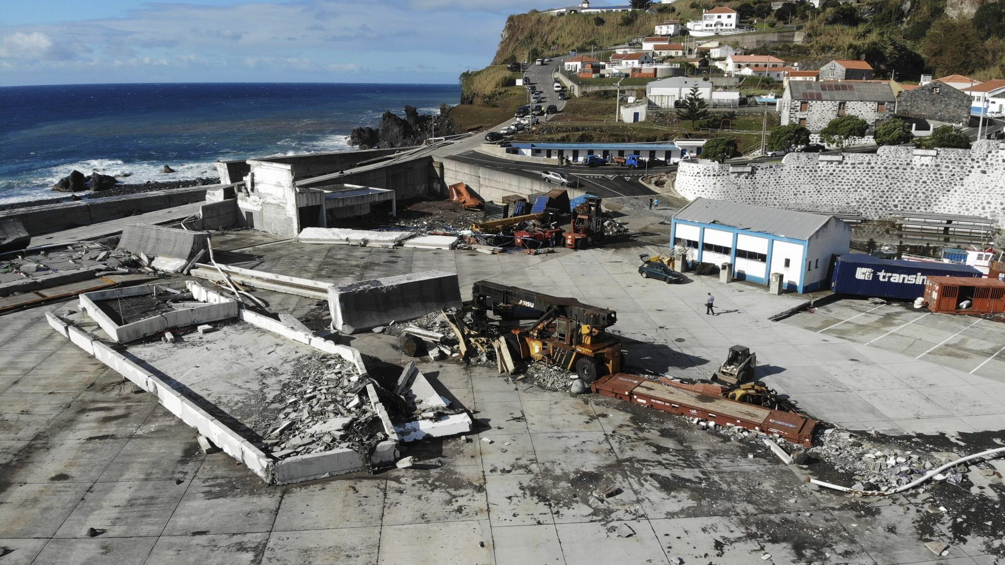 O molhe do porto das Flores, o único porto comercial da ilha, ficou destruído na sequência da passagem do furacão Lorenzo, em outubro de 2019