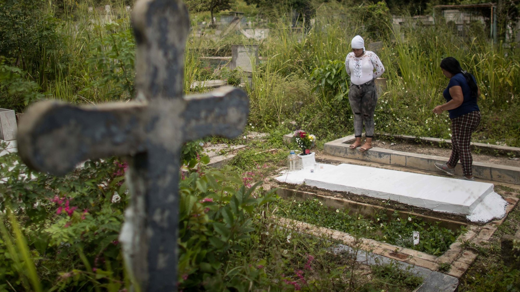 epa10282423 People visit the graves of their loved ones during a tribute to relatives on the Day of the Dead at the General Cemetery of the South, in Caracas, Venezuela, 02 November 2022.  EPA/Miguel Gutierrez
