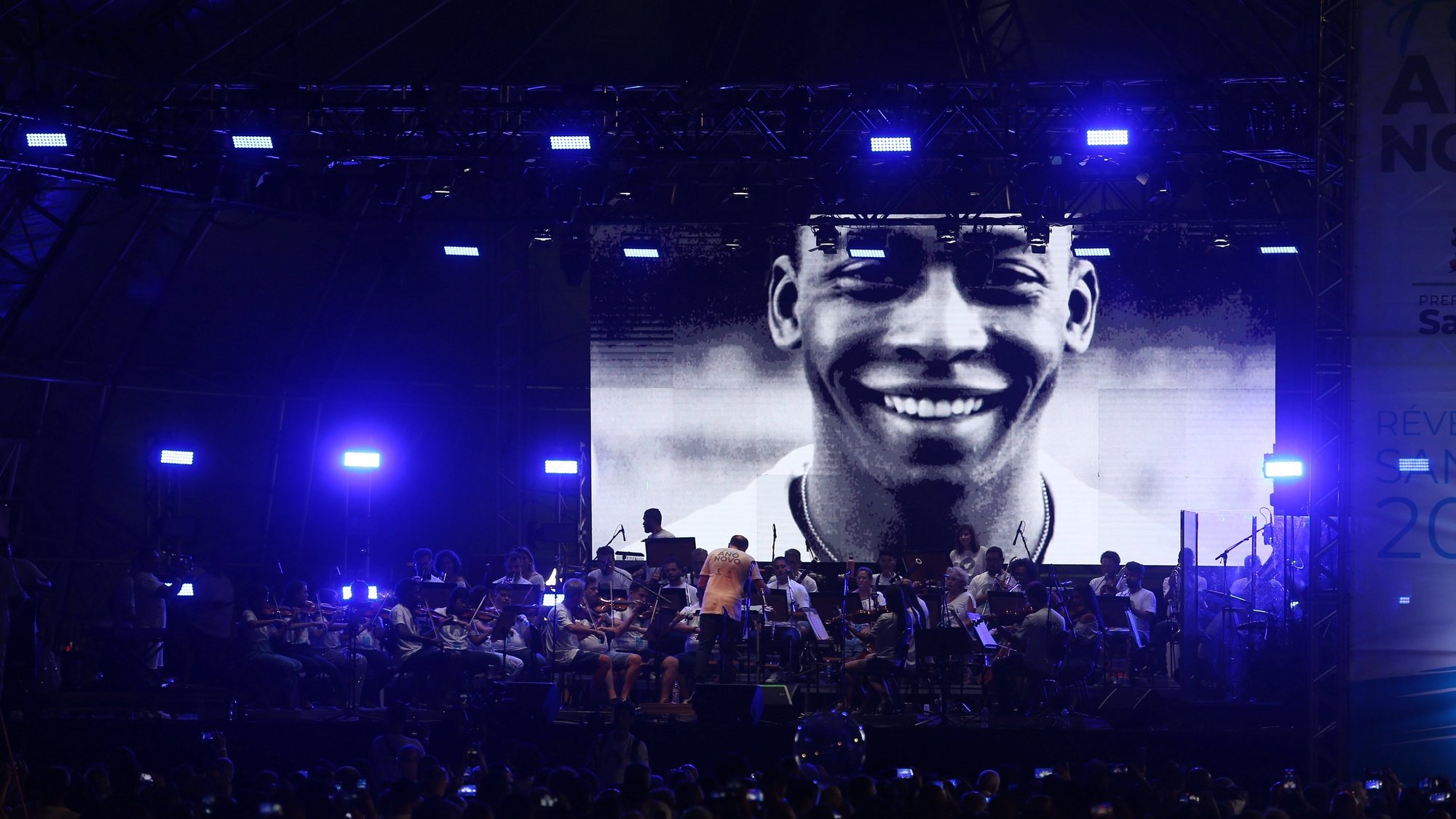 epa10385627 The Santos Symphony Orchestra offers a concert in tribute to Pele, in Santos, Brazil, 31 December 2022 (Issued 1 January 2023). Pele died 29 December aged 82 in a hospital in Sao Paulo, where he was receiving treatment for cancer.  EPA/GUILHERME DIONIZIO