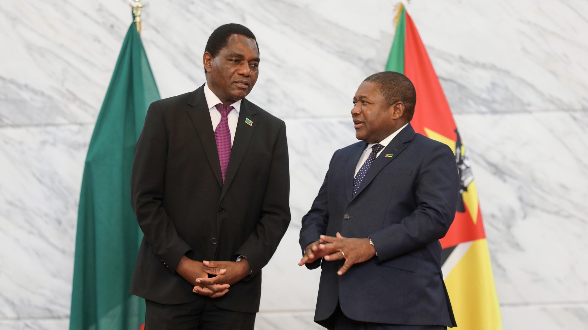 O Presidente da Zâmbia, Hakainde Hichilema (E), conversa com o Presidente de Moçambique, Filipe Nyusi (D), durante durante um encontro no Palácio Presidencial em Maputo, Moçambique, 04 de abril de 2023. O Presidente da Zâmbia, Hakainde Hichilema, está de visita de três dias a Moçambique para “aprofundar e consolidar” a cooperação e amizade entre os dois países. LUÍSA NHANTUMBO/LUSA