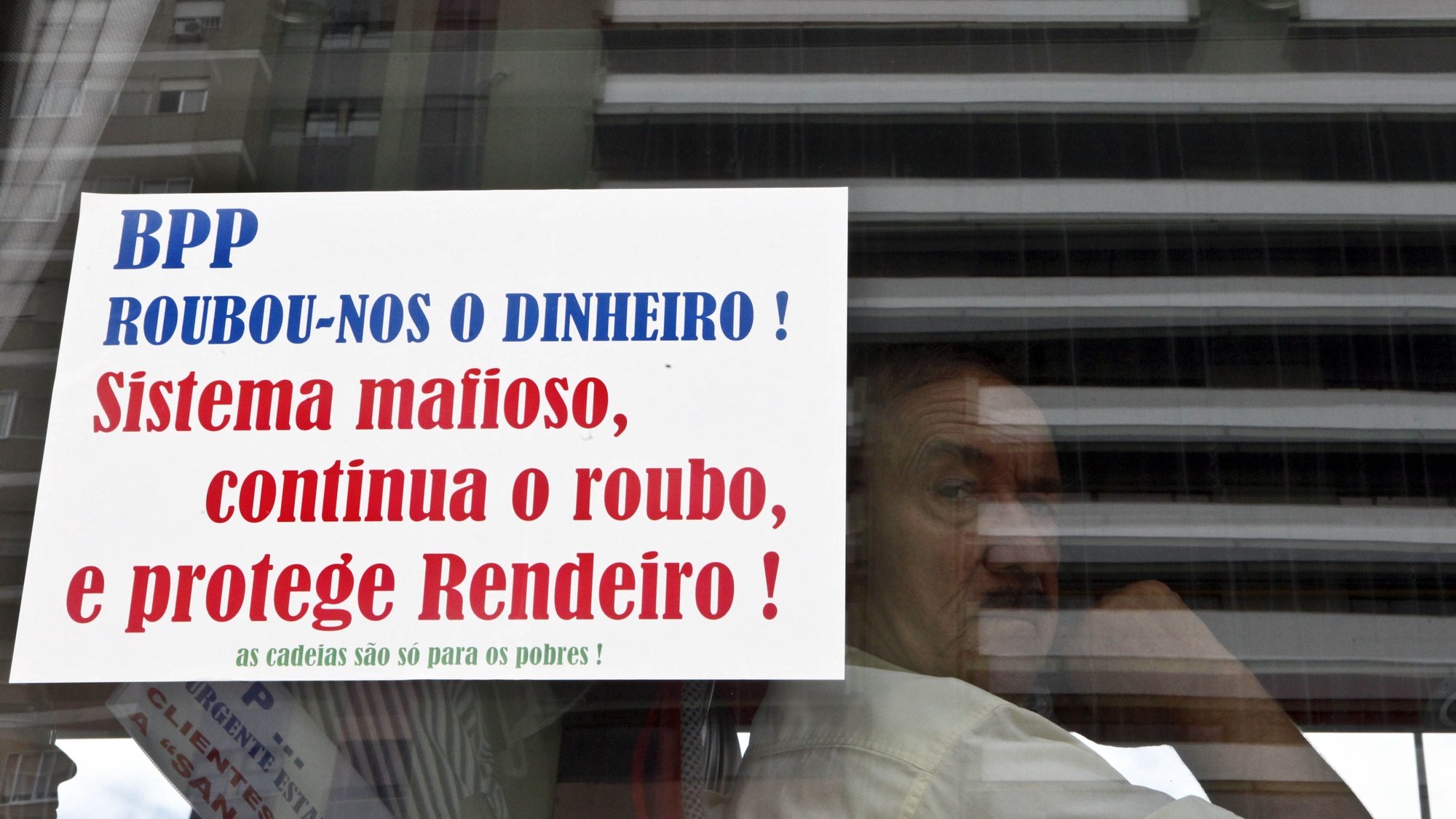 Os clientes lesados do Banco Privado Português (BPP) manifestam-se contra a situação que vivem desde 2008, e protestam junto das agências dos bancos que interpuseram providências cautelares para impedir o acesso ao FGD e ao SII, em Lisboa, 13 de junho de 2010. JOÃO RELVAS/LUSA