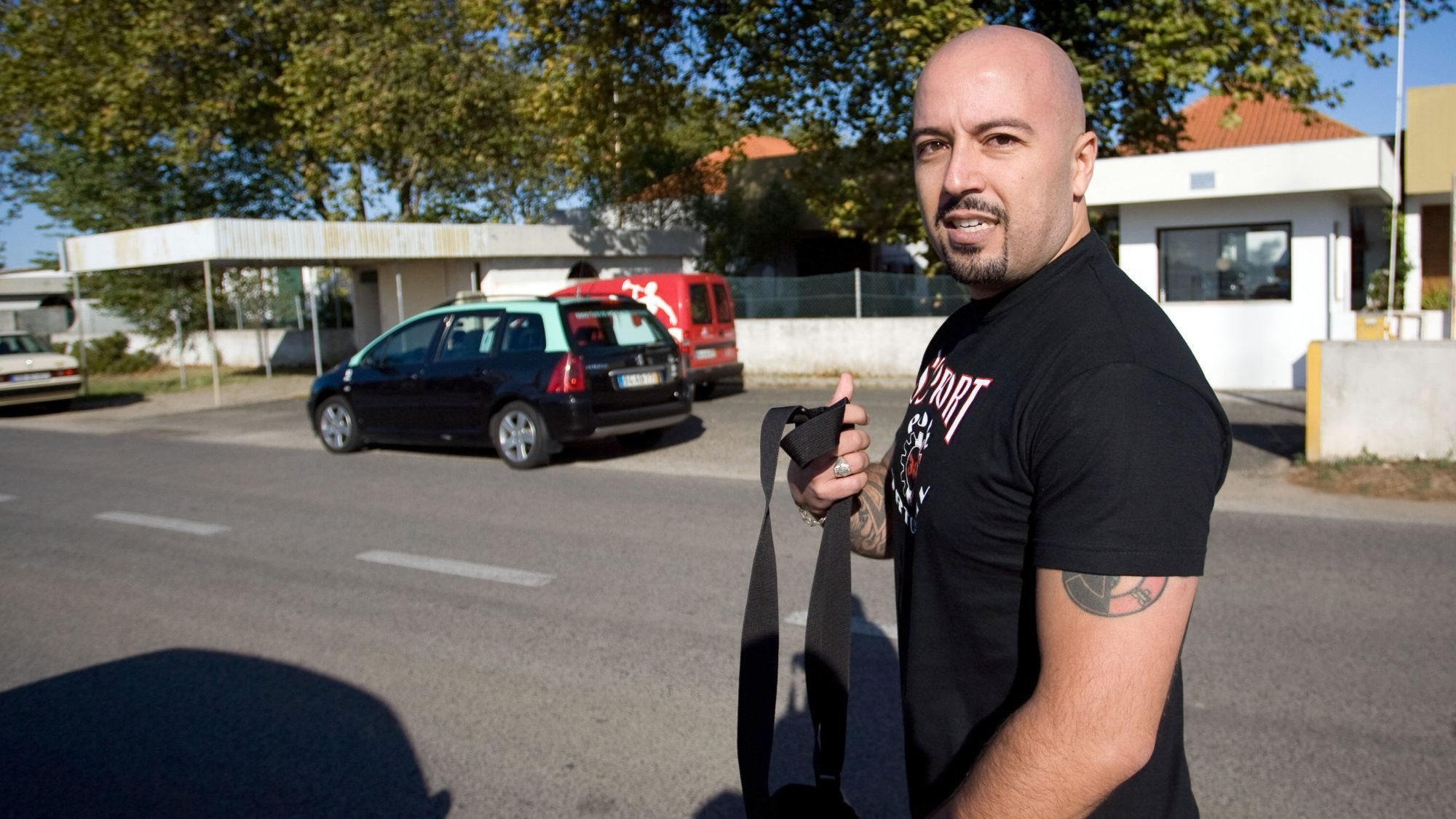 O líder dos Skinheads, Mário Machado, após falar aos jornalistas à entrada do Tribunal Criminal de Lisboa, em Monsanto,