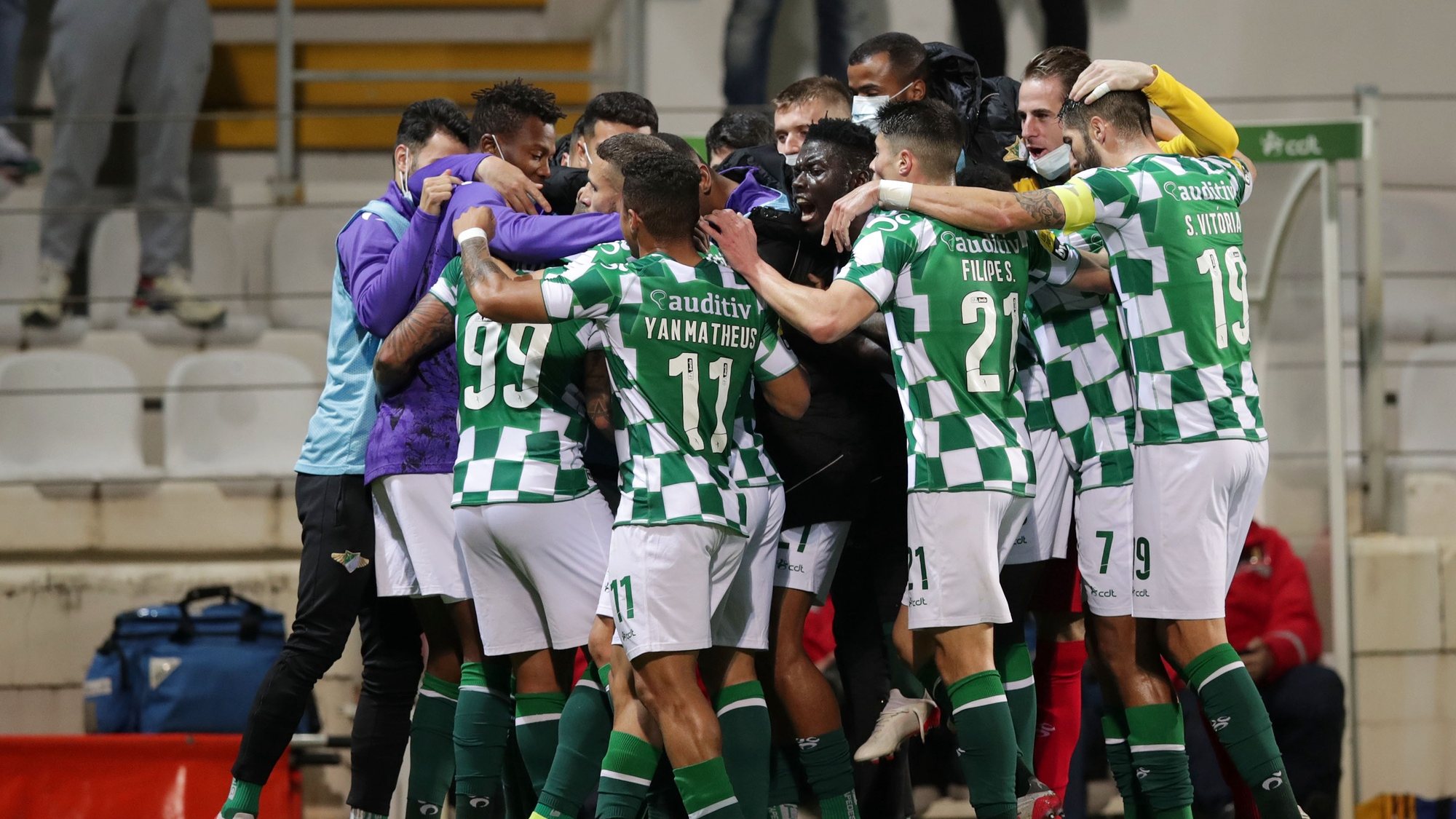 Os jogadores do Moreirense festejam após marcarem um golo contra o Estoril Praia durante o jogo da 16.ª jornada da Primeira Liga de futebol