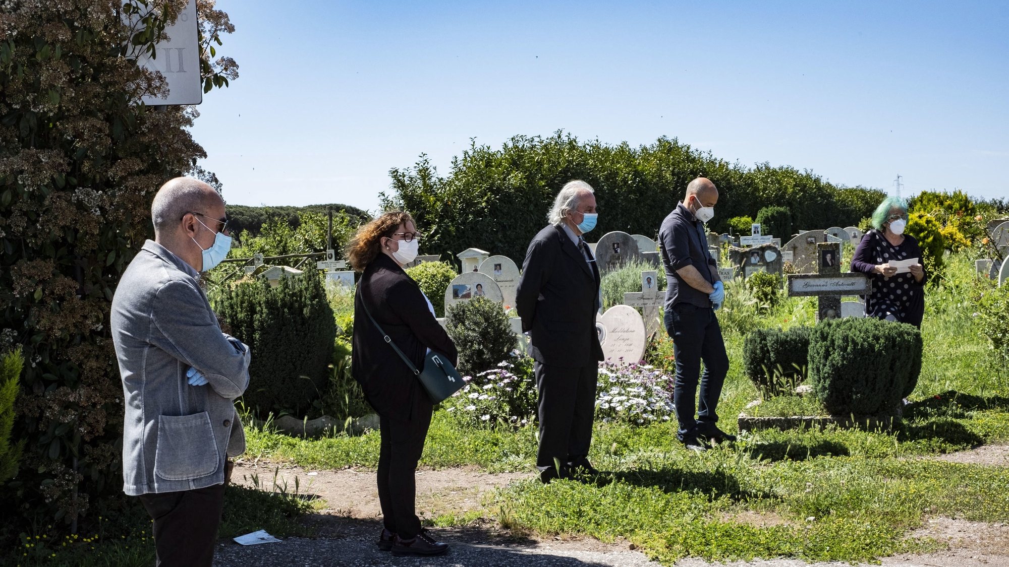 Familiares no funeral de Sevi Oru, depois de ter sido permitida a presença de 15 membros da família (com distância social) em Roma, Itália, 4 de maio de 2020