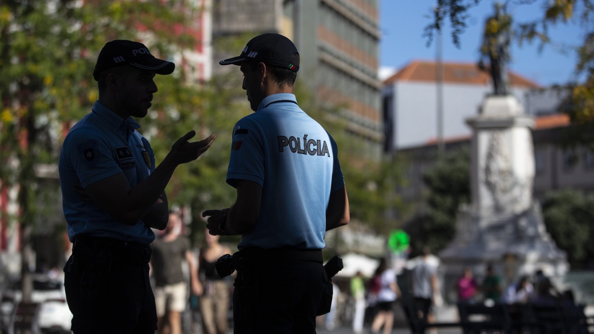 Elementos da Polícia de Segurança Pública (PSP) durante a apresentação das Unidades Móveis de Atendimento da PSP, na Praça da Batalha, no Porto, 28 de julho de 2022. As unidades móveis de atendimento, foram apresentadas hoje, simultaneamente em Lisboa e no Porto. JOSÉ COELHO/LUSA