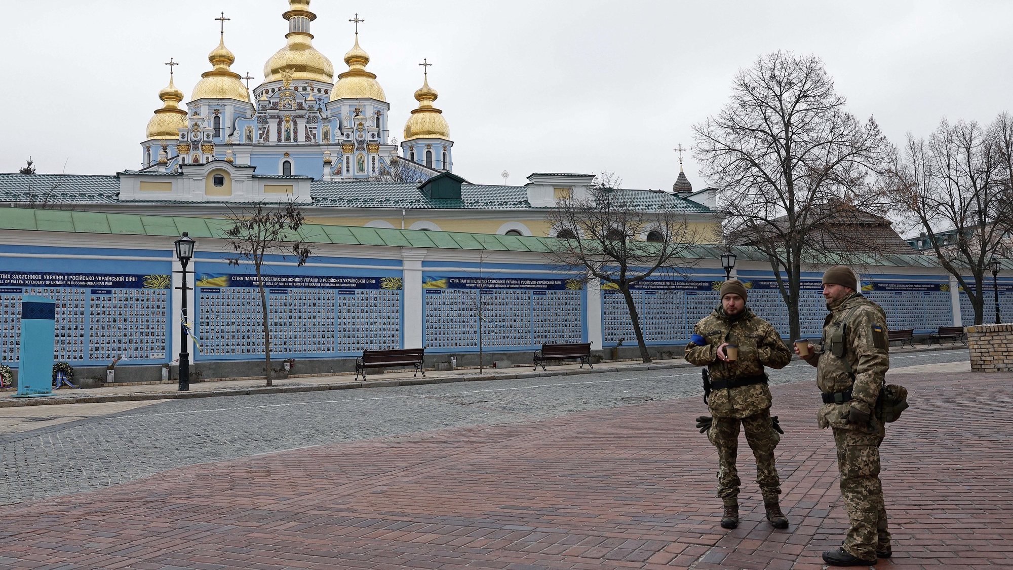 Dois militares ucranianos conversam no exterior do Mosteiro de São Miguel das Cúpulas Douradas, no dia em que se completa um ano da guerra, em Kiev, 24 de fevereiro de 2023. ANTÓNIO PEDRO SANTOS/LUSA