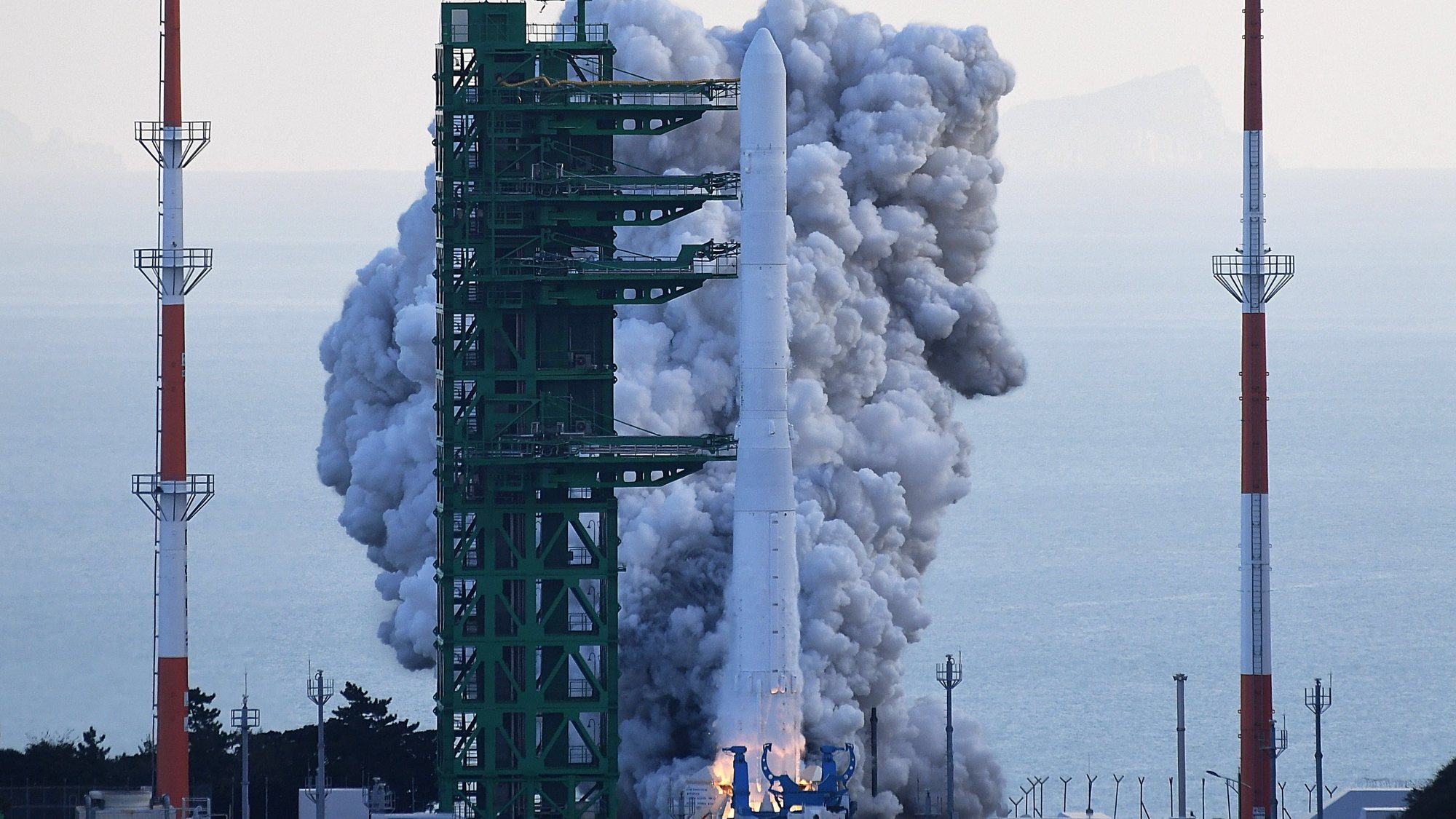 epa09535487 South Korea&#039;s first homegrown space launch vehicle, known as Nuri, lifts off from the Naro Space Center in Goheung, South Jeolla Province, some 473km south of Seoul, South Korea, 21 October 2021.  EPA/YONHAP / POOL SOUTH KOREA OUT