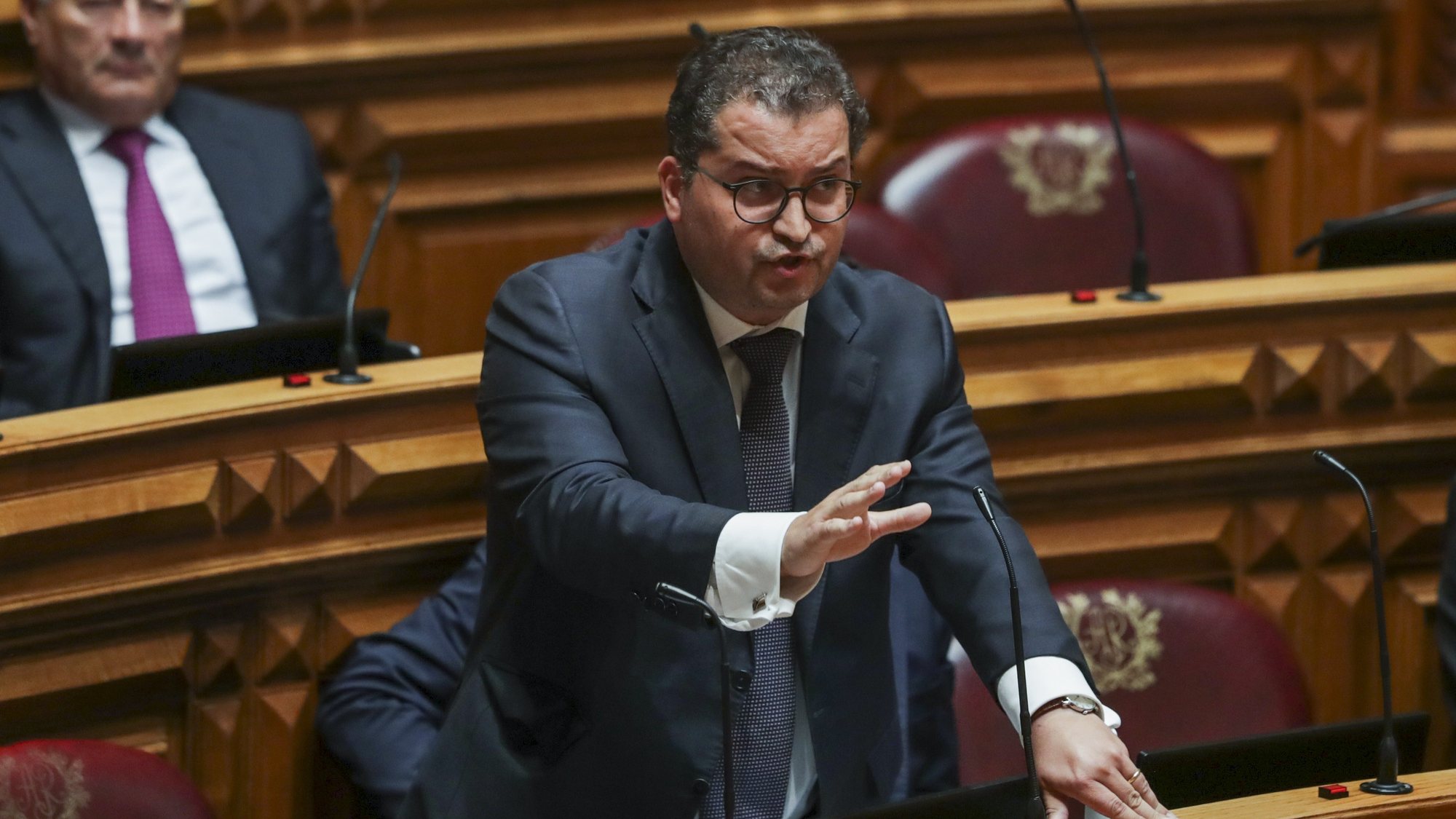 O deputado do Partido Social Democrata (PSD), Joaquim Miranda Sarmento, intervém durante o debate sobre habitação na Comissão Permanente na Assembleia da República em Lisboa, 07 de setembro 2022. TIAGO PETINGA/LUSA
