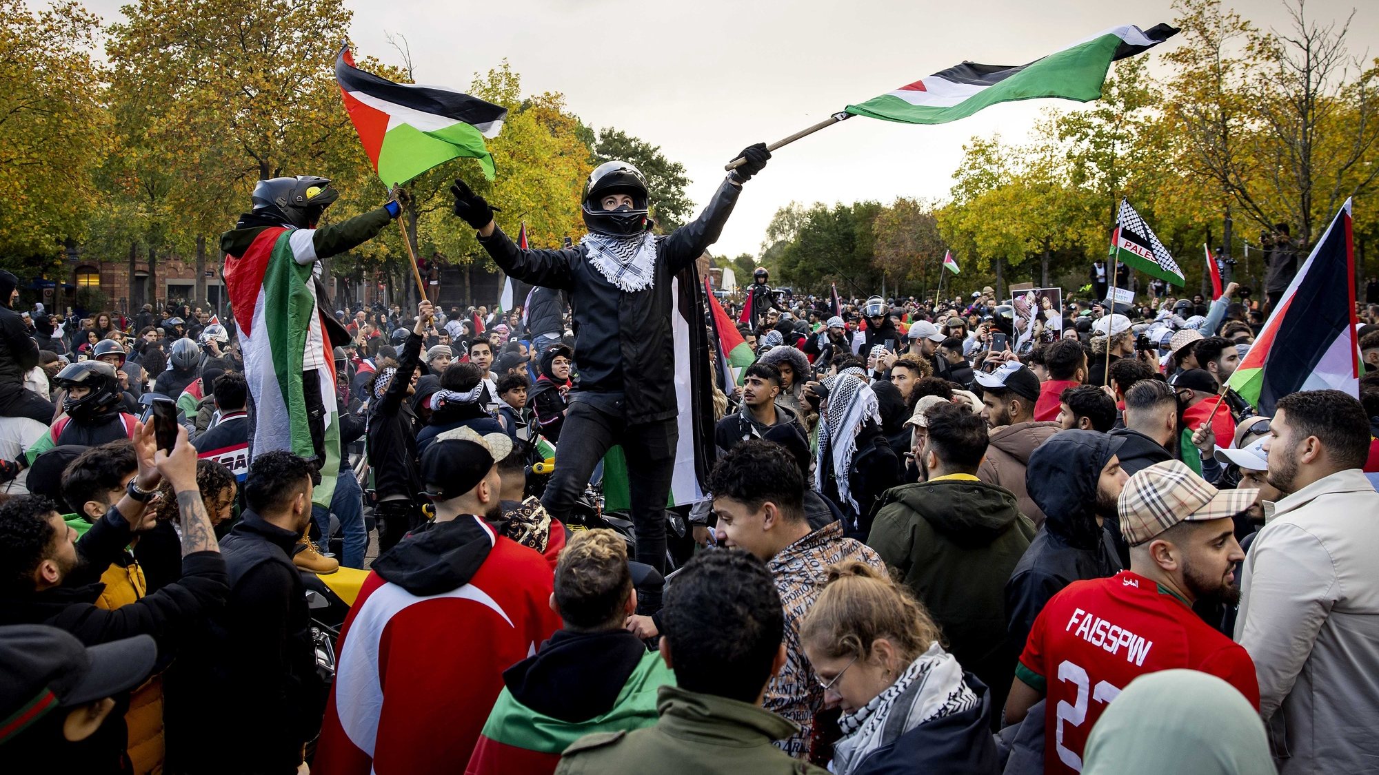 epa10920434 Protesters take part in a march in support of the Palestinian people in Amsterdam, Netherlands, 15 October 2023. The pro-Palestine march is being held in response to the ongoing events in Israel and Gaza. Thousands of Israelis and Palestinians have died since the militant group Hamas launched an unprecedented attack on Israel from the Gaza Strip on 07 October 2023, leading to Israeli retaliation strikes on the Palestinian enclave.  EPA/ROBIN VAN LONKHUIJSEN