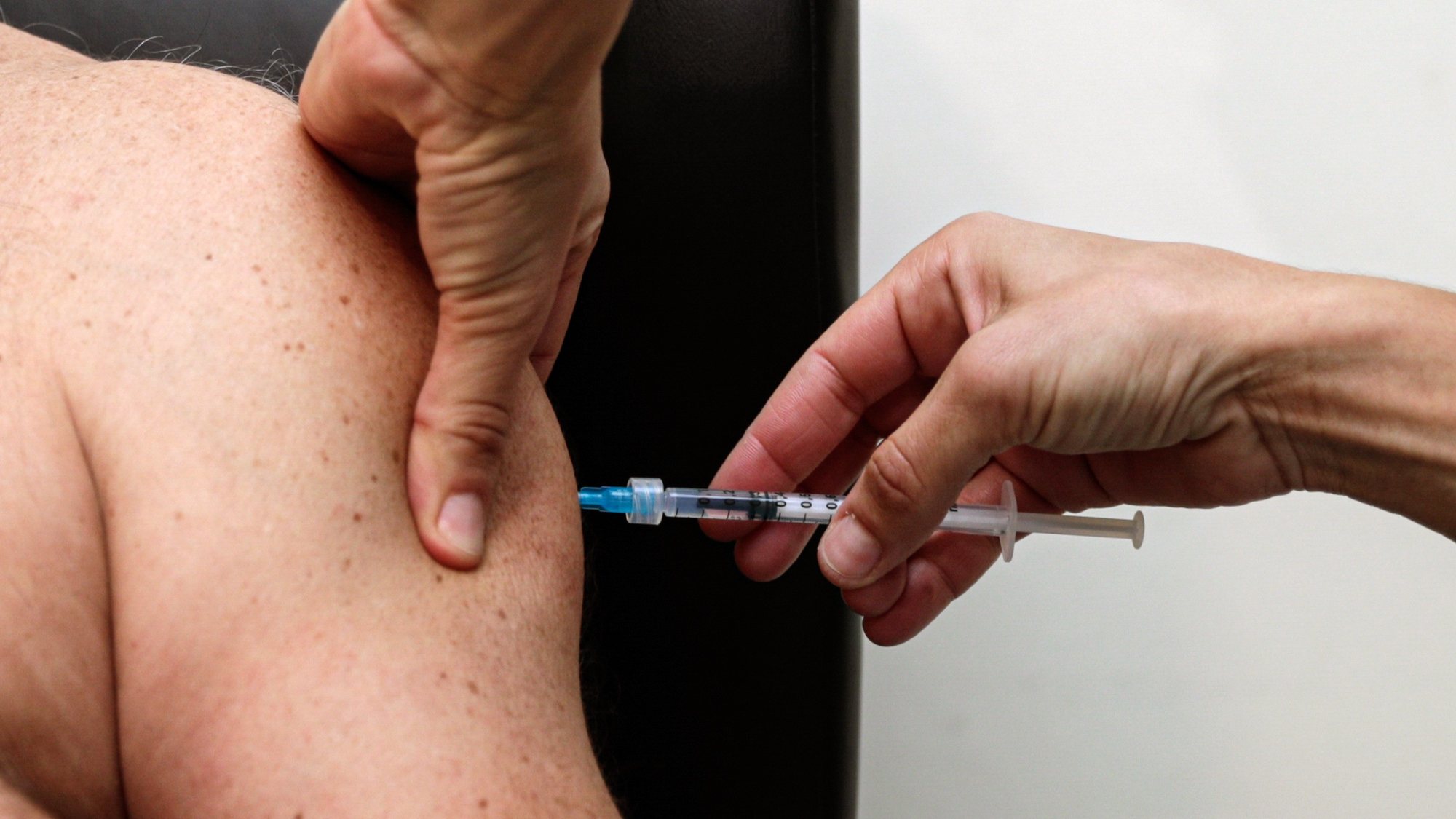 Uma enfermeira vacina um profissional da saúde do Centro Hospitalar Universitário do Algarve com a vacina da Pfizer-BioNTech contra a covid-19, no Hospital de Portimão, 29 de dezembro de 2020. LUÍS FORRA/LUSA