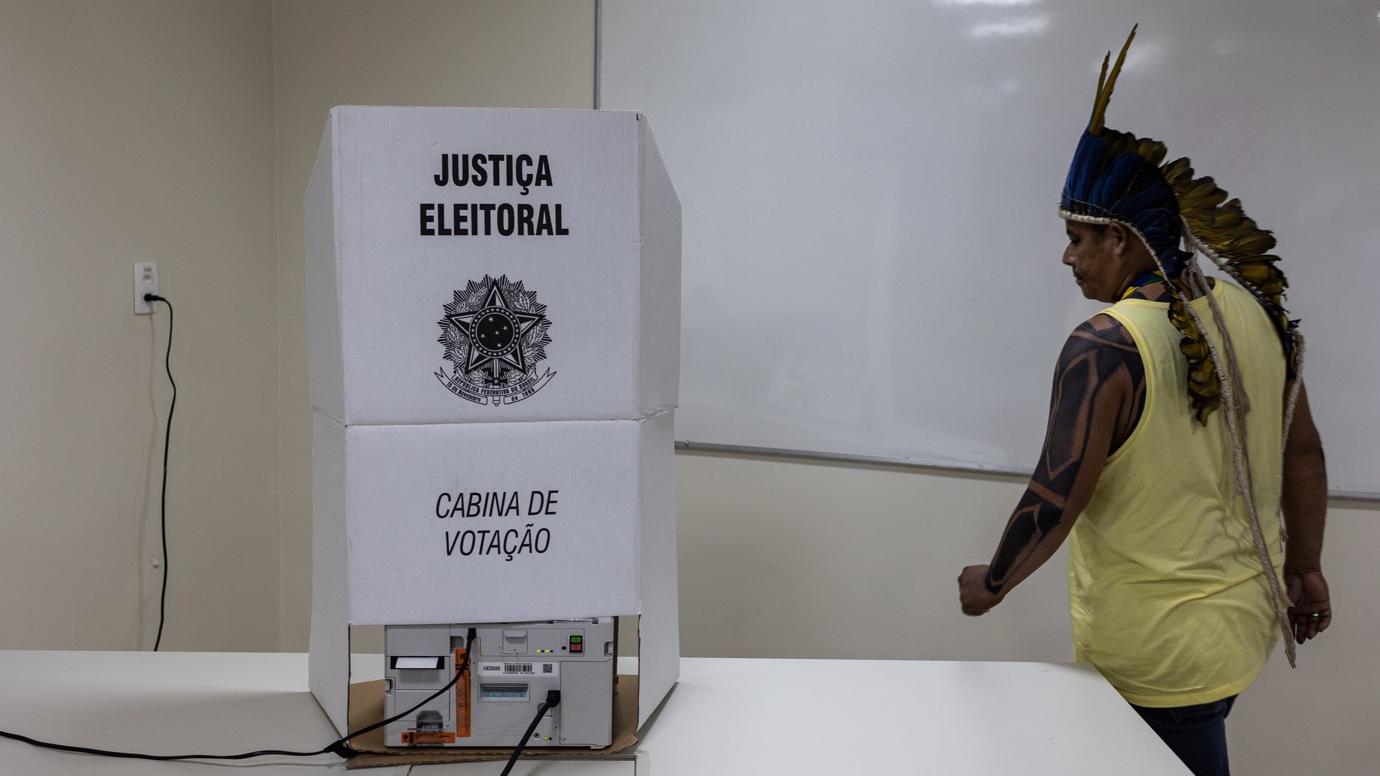 epa10275765 The indigenous leader Ismael, Chief of the Munduruku people, votes in an electoral post for the second round of the Brazilian elections, in Manaus, Amazonas, Brazil, 30 October 2022.  EPA/Raphael Alves