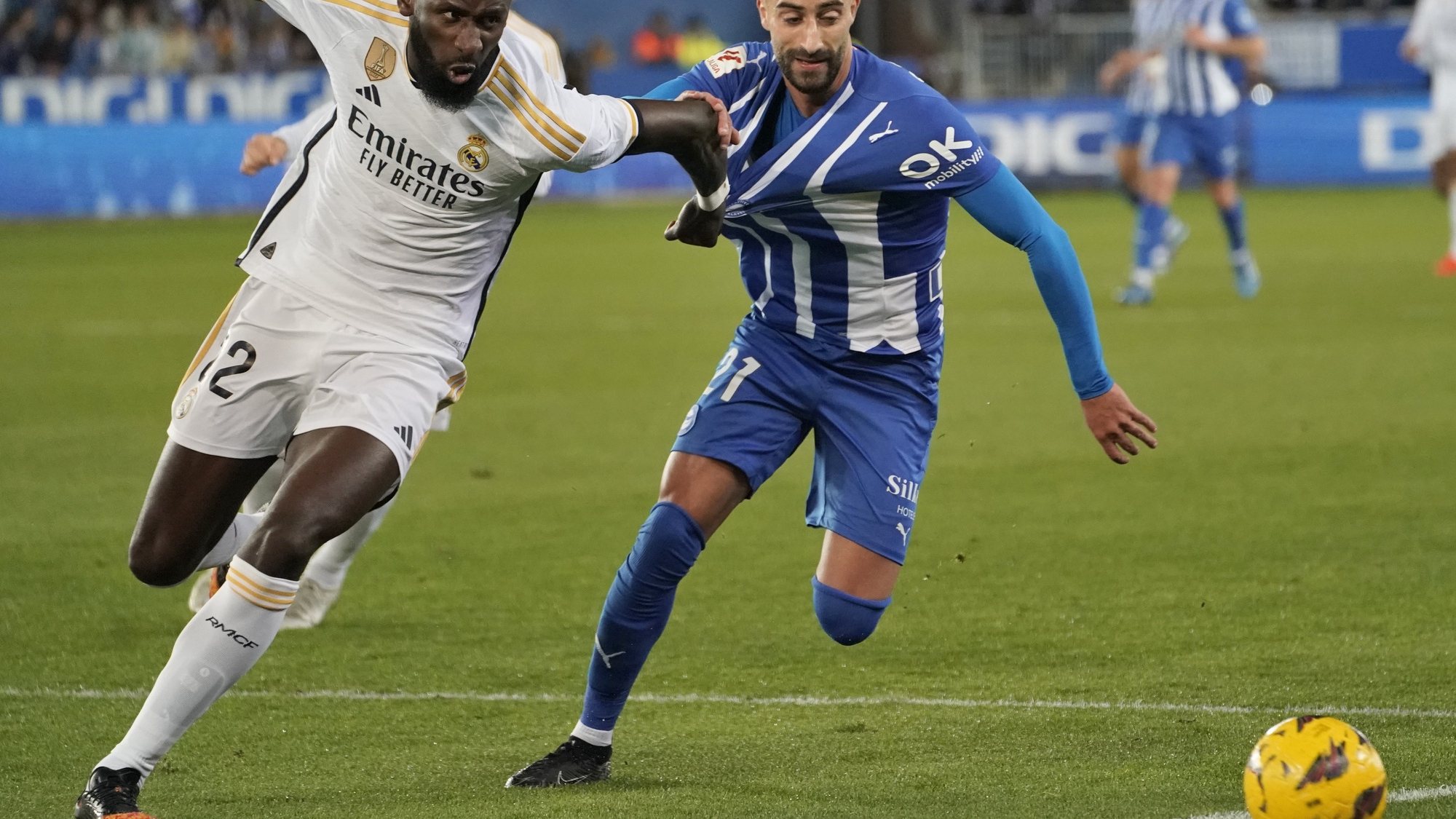 epa11040304 Deportivo Alaves&#039; Abde Rebbach (R) fights for the ball with Real Madrid&#039;s Antonio Ruediger, during the LaLiga soccer match between Deportivo Alaves and Real Madrid, in Vitoria, Basque Country, Spain, 21 December 2023.  EPA/L. Rico