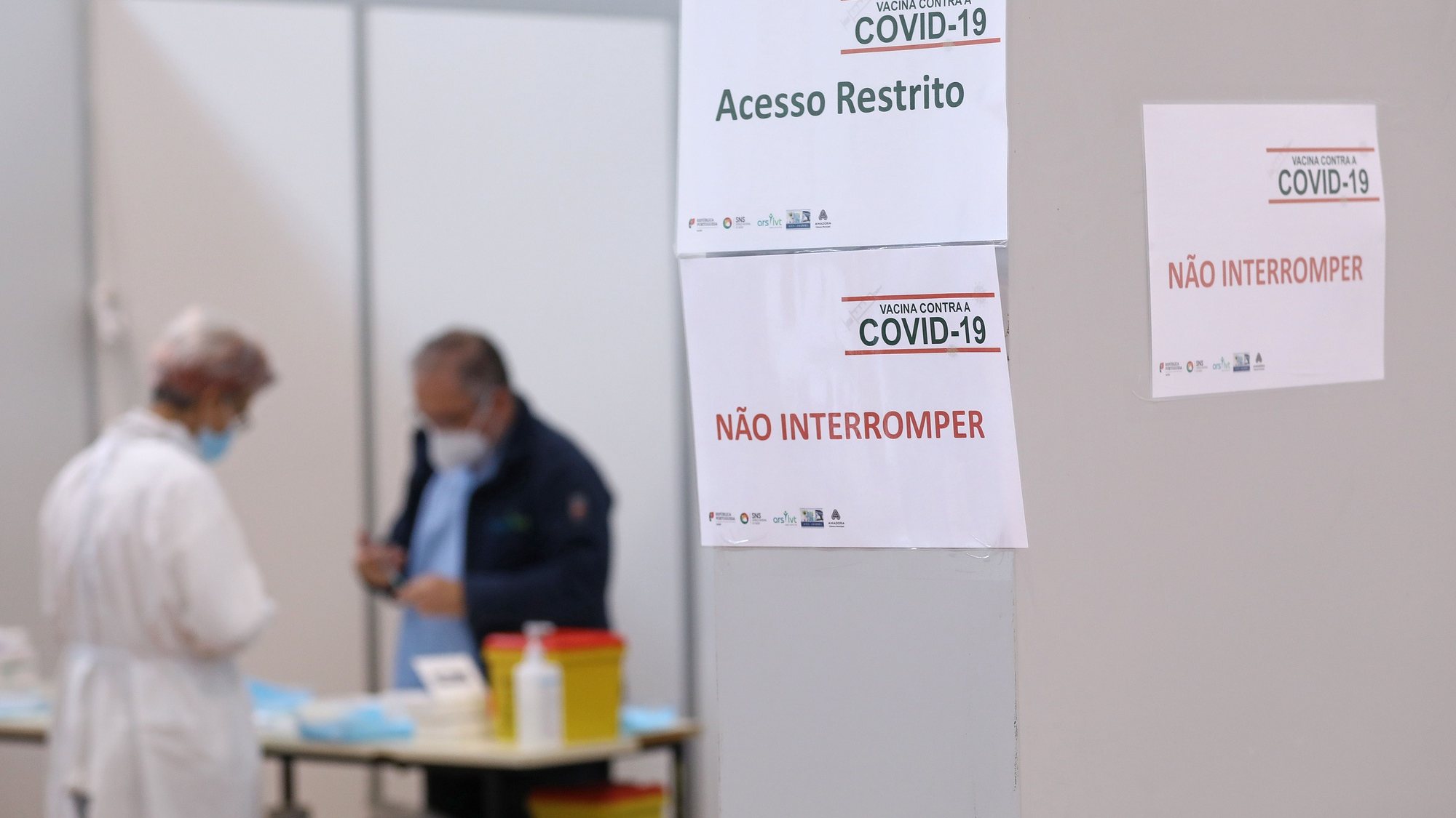 Médicos efetuam a preparação das vacinas contra a covid-19 e da gripe, no Pavilhão António Feliciano Bastos, na Amadora, 13 de novembro de 2021. Neste momento, Portugal tem 86% da população totalmente vacinada contra a Covid-19. ANTÓNIO PEDRO SANTOS/LUSA