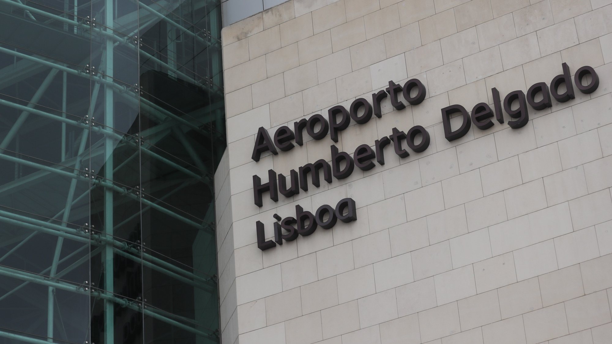 Fachada com logotipo do Aeroporto Humberto Delgado em Lisboa, 08 de novembro de 2021. TIAGO PETINGA/LUSA