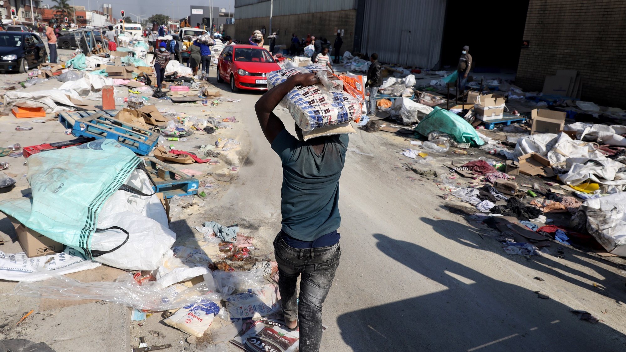 epa09346663 Looters continue to loot goods from a sugar warehouse in Mobeni as looting continues, in Durban, South Africa, 15 July 2021. Days of looting in both Johannesburg and Durban have caused billions of Rands of damage as an estimated 200 shopping malls where effected.  EPA/STR