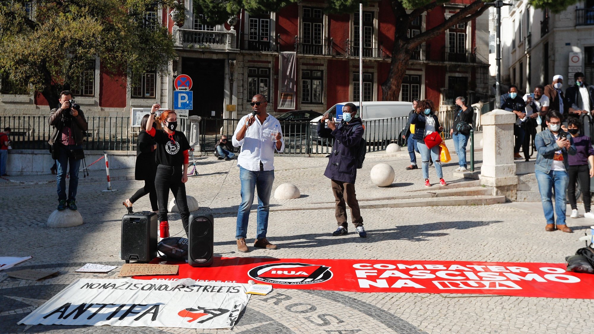 O dirigente do SOS Racismo, Mamadou Ba (C), intervém no âmbito do Dia Internacional pela Eliminação da Discriminação Racial contra a exploração laboral, a violência policial, a segregação escolar, a segregação habitacional e os despejos, com a participação de várias organizações ativistas. em Lisboa, 21 de março de 2021. ANTÓNIO COTRIM/LUSA