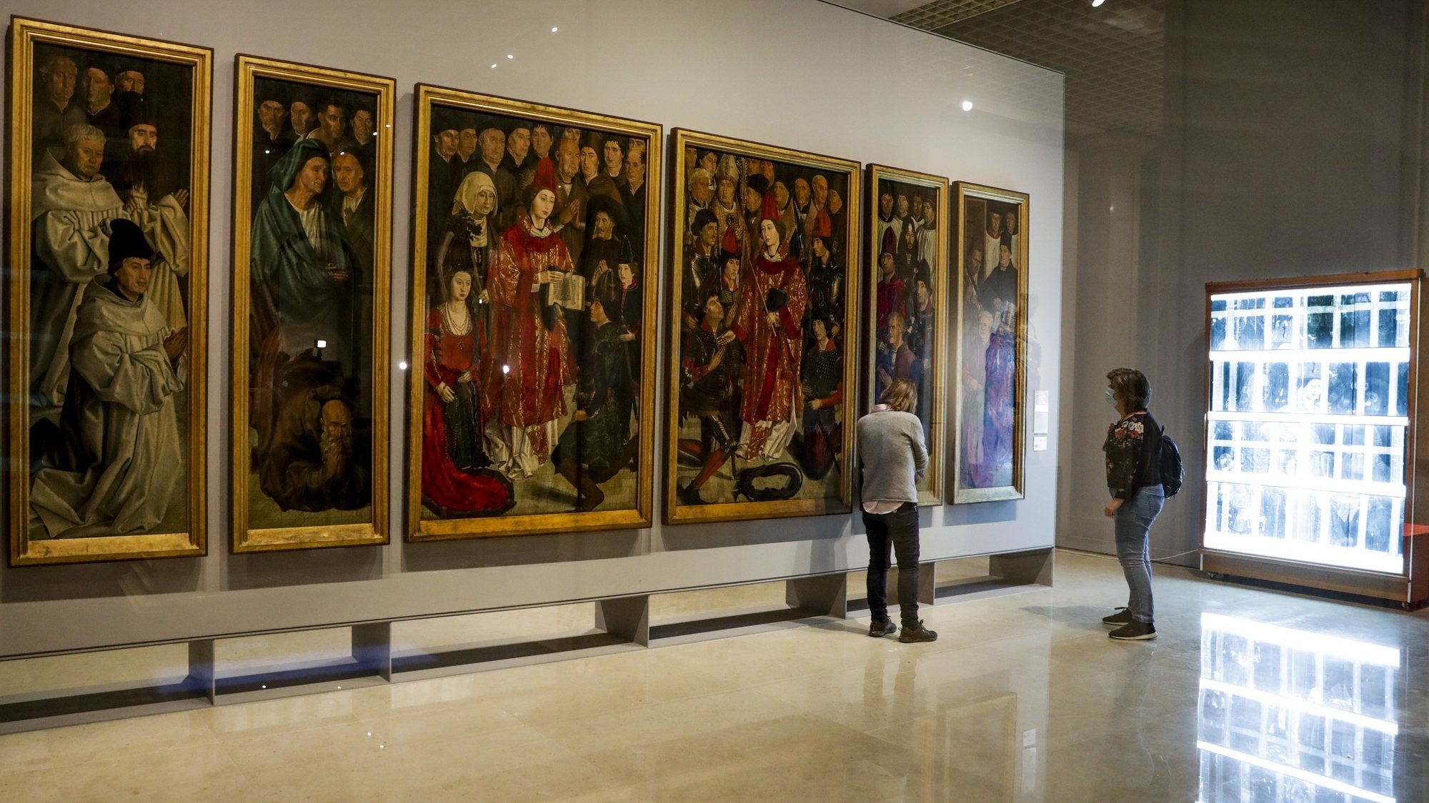 Técnicos de restauro observam o espaço de restauro dos &quot;Painéis de São Vicente&quot; no Museu Nacional de Arte Antiga, no Dia Internacional dos Museus em Lisboa, 18 de maio de 2020. TIAGO PETINGA/LUSA