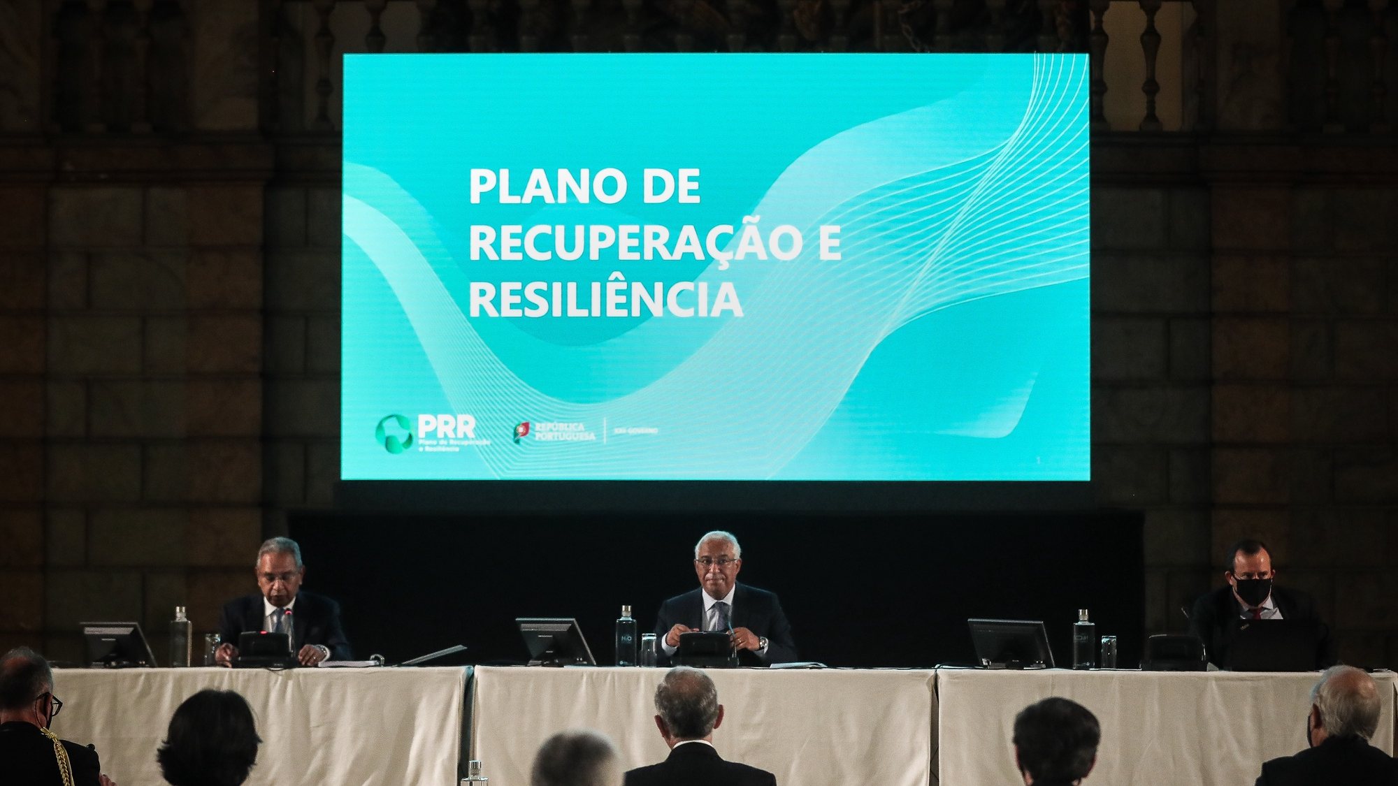 O primeiro-ministro, António Costa (D), e o ministro do Planeamento, Nelson de Souza (E), momentos antes da apresentação do Plano de Recuperação e Resiliência (PRR), no Antigo Picadeiro Real do Palácio de Belém, em Lisboa, 16 de abril de 2021. MÁRIO CRUZ/LUSA