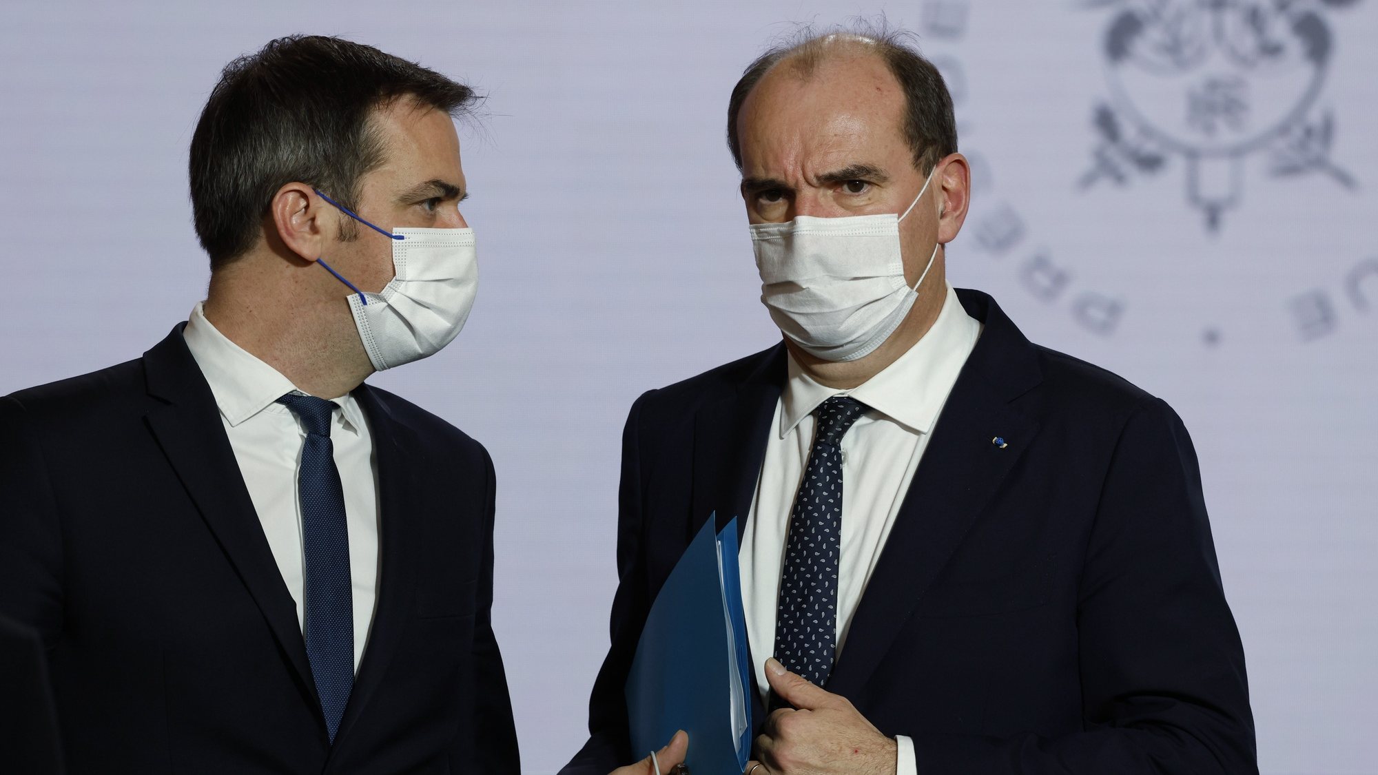 Olivier Veran, Ministro da Saúde francês, e Jean Castex, Primeiro-Ministro francês EPA/LUDOVIC MARIN / POOL