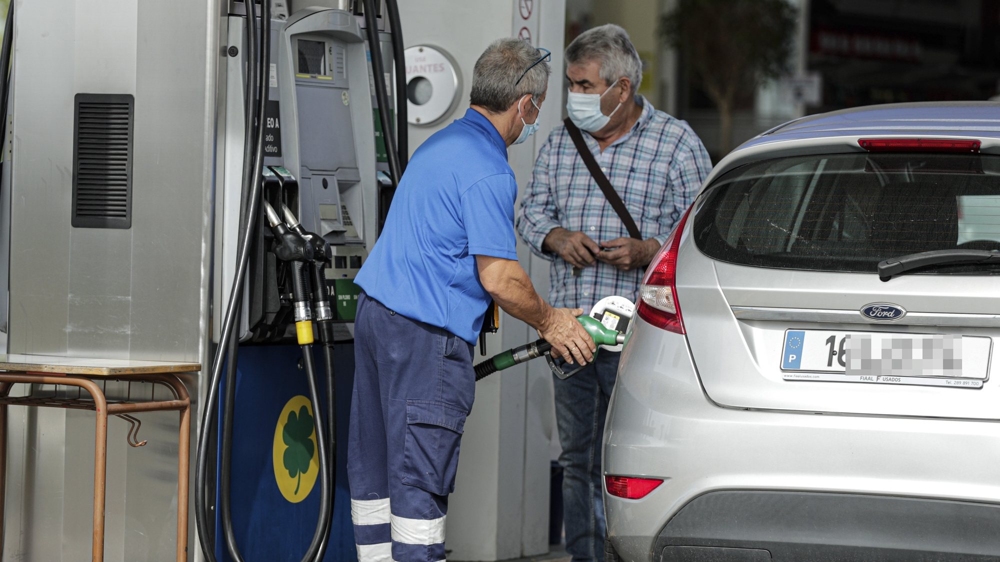 Automobilistas portugueses abastecem em Espanha para fugir aos preços altos dos combustíveis em Portugal e vão abastecer a Espanha, onde a diferença pode chegar aos 36 cêntimos por litro, em Ayamonte, Espanha, 17 de outubro de 2021. (ACOMPANHA TEXTO). LUÍS FORRA/LUSA