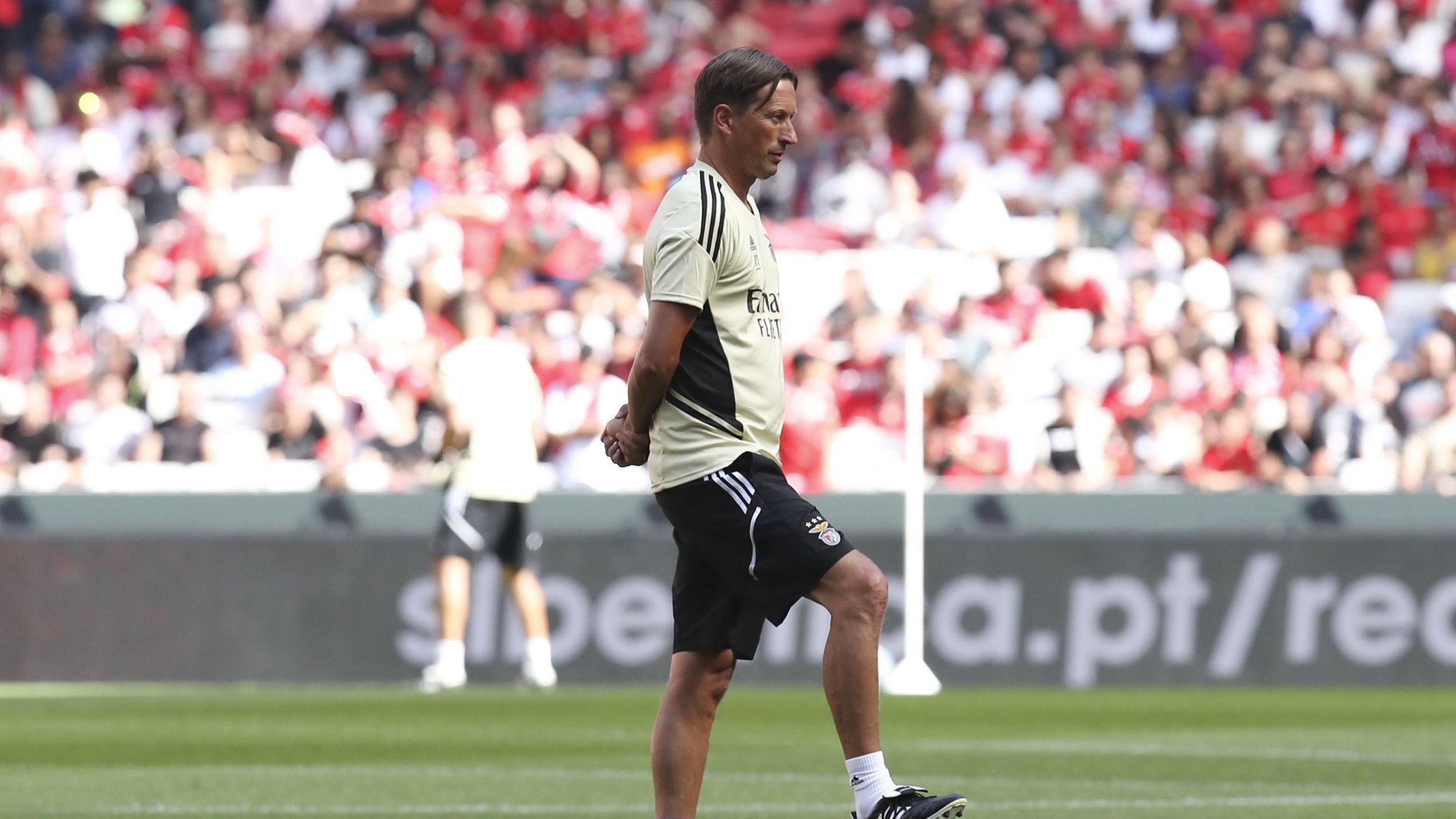 The new coach of the Benfica team, Roger Schmidt, during the first training session open to members and supporters at the Luz stadium in Lisbon, Portugal, July 3, 2022. ANTÓNIO COTRIM/LUSA