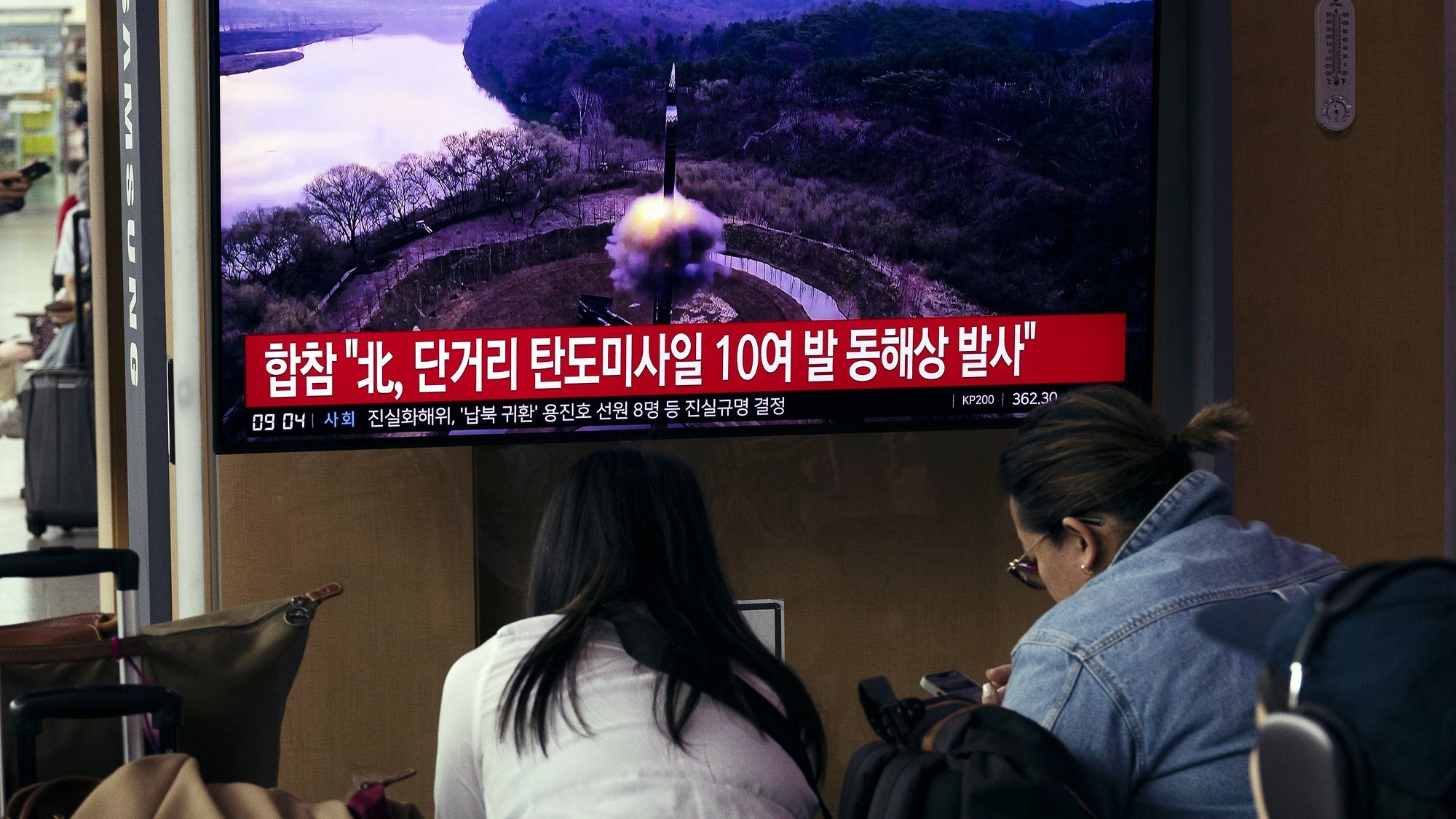 epa11378571 People watch a news segment on North Korea, at a station in Seoul, South Korea, 30 May 2024. According to South Korea&#039;s Joint Chiefs of Staff (JCS), North Korea launched several ballistic missiles into the East Sea on 30 May.  EPA/JEON HEON-KYUN