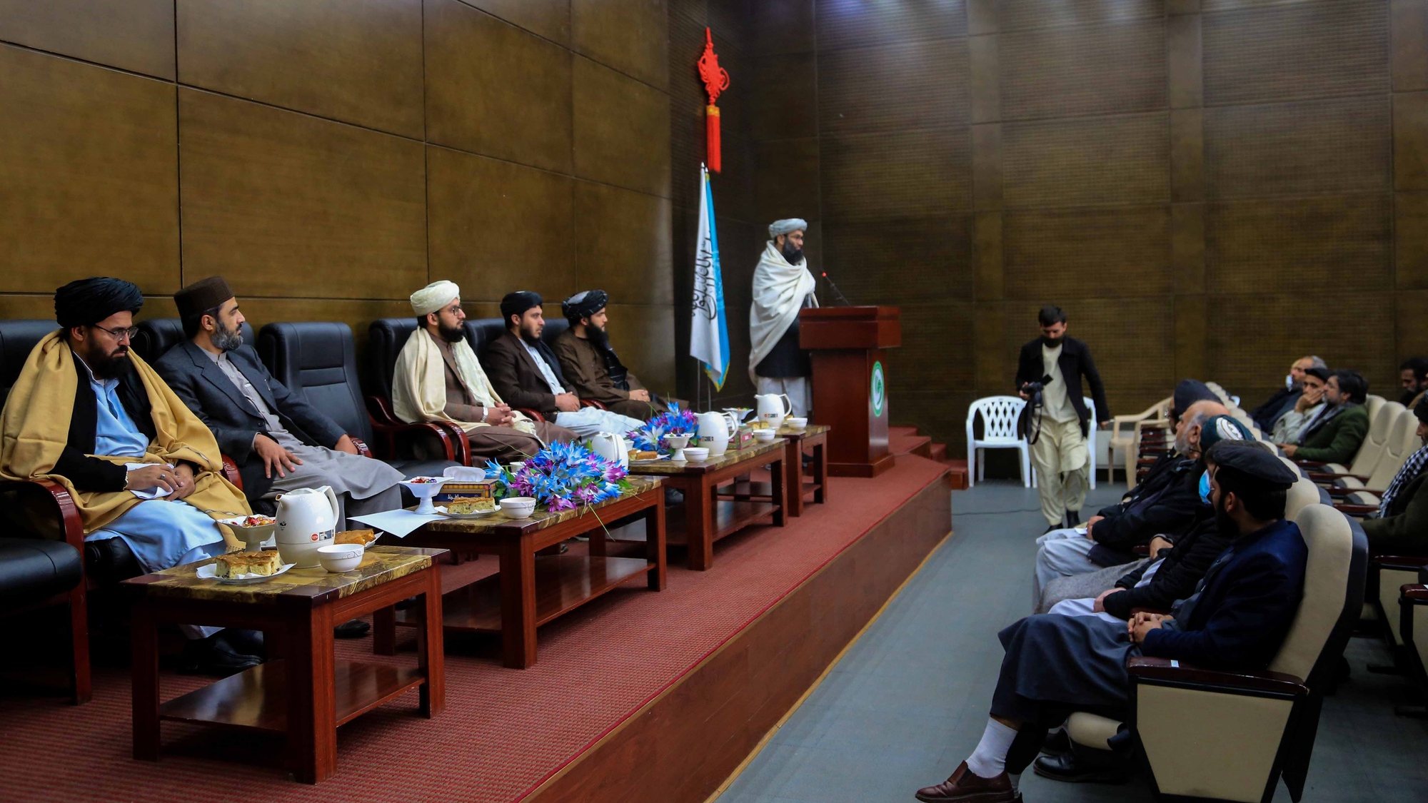 epa09697303 Sheikh Mohammad Khalid Al Hanafi, acting Minister for the Propagation of Virtue and the Prevention of Vice, talks with the audience as he visits the Kabul University on the eve of the academic year beginning, in Kabul, Afghanistan, 20 January 2022. Hanafi emphasized the importance of hijab for girls at the university and asked teachers to play their role in cooperating with the ministry in reforming and educating the younger generation.  EPA/STRINGER