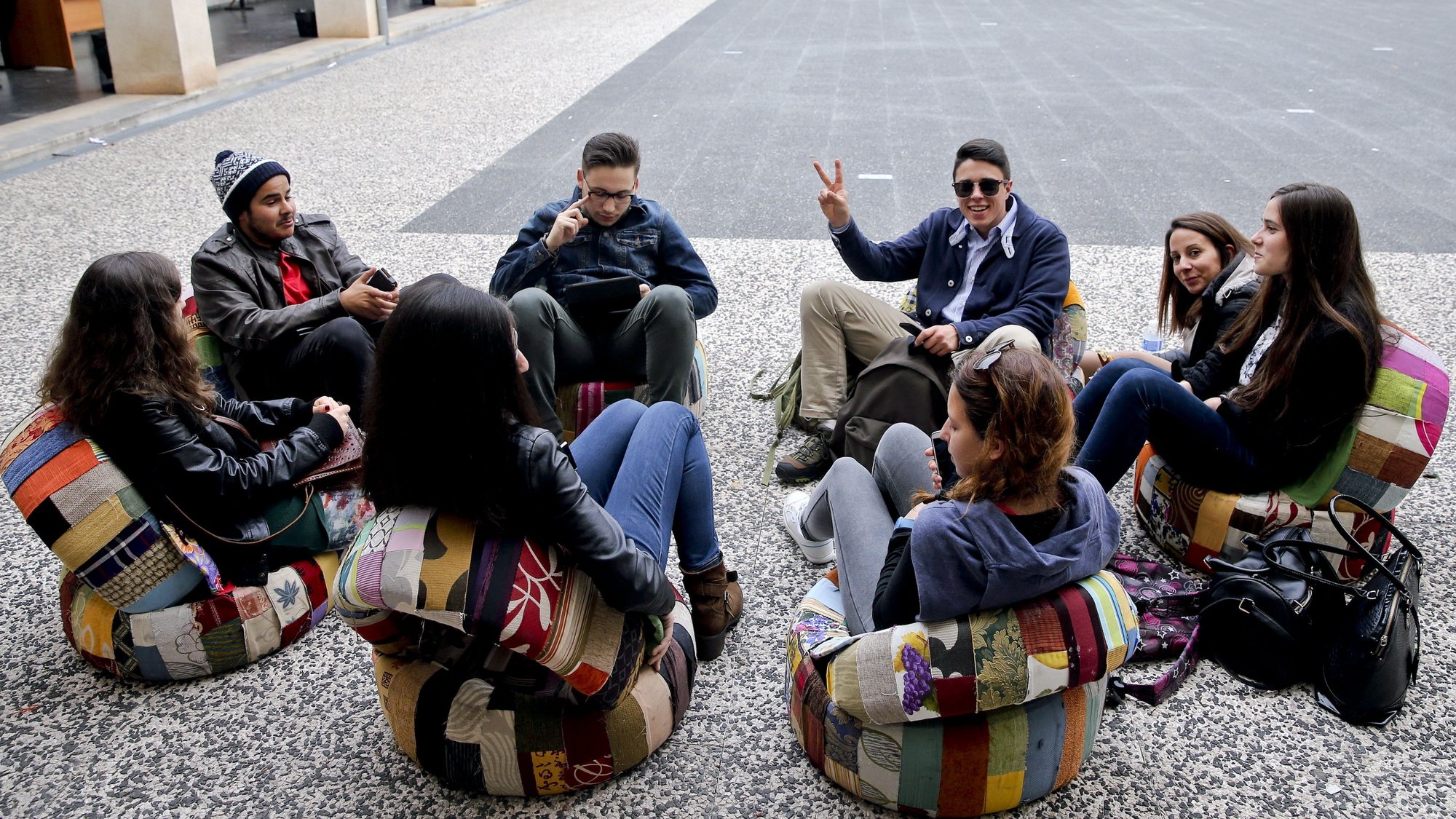 Alunos da Escola Superior de Educação de Coimbra conversam sentados em sofás feitos com pneus carecas, por elementos da Casa da Esquina, que criaram vários sofás que servem como pontos de encontro na cidade de Coimbra, de forma a motivar os cidadãos a utilizarem o espaço público, ao estilo das ágoras da Grécia Antiga, em Coimbra, 19 de abril de 2015. (ACOMPANHA TEXTO) PAULO NOVAIS/LUSA