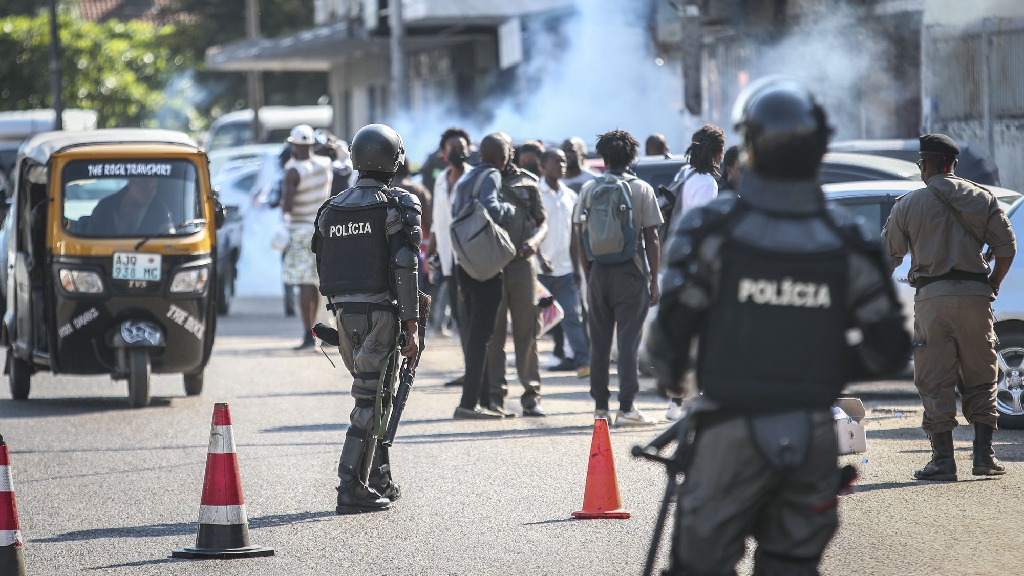 A polícia moçambicana está a dispersar com gás lacrimogéneo uma marcha em Maputo de homenagem ao &#039;rapper&#039; de intervenção social Azagaia, que morreu há uma semana vítima de doença, Moçambique, 18 de março de 2023. LUIS MIGUEL FONSECA/LUSA