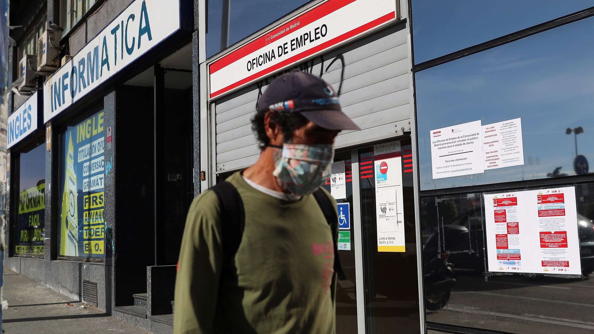 epa08402017 A man wearing a protective face mask walks past a public employment office in Madrid, Spain, 05 May 2020, amid the ongoing coronavirus COVID-19 pandemic. The number of unemployed people rose by 282,891 to reach 3.83 million in April, the highest figures reached in April since 2016. Spain is under lockdown in an attempt to fight the spread of the pandemic COVID-19 disease caused by the SARS-CoV-2 coronavirus.  EPA/RODRIGO JIMENEZ