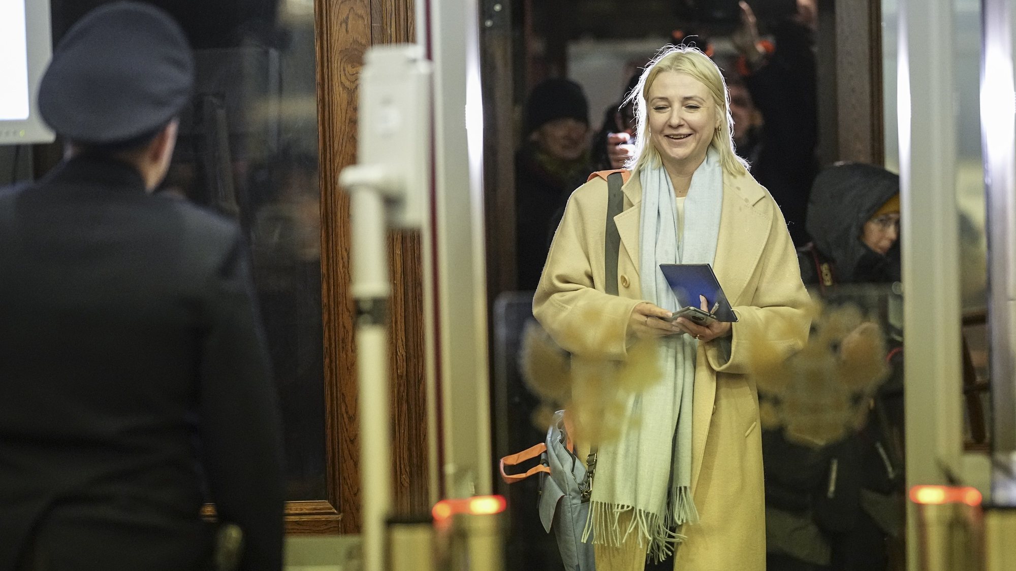 epa11038893 Yekaterina Duntsova, who plans to run for Russian president in the March 2024 election, arrives to the Russian Central Election Commission to submit documents in Moscow, Russia, 20 December 2023. Journalist and native of Krasnoyarsk, Ekaterina Duntsova is to run in Russia&#039;s 2024 presidential election. She held a formal meeting of the group of voters and collected the required number of signatures for nomination. Russian presidential elections will be held from 15 to 17 March 2024.  EPA/STRINGER