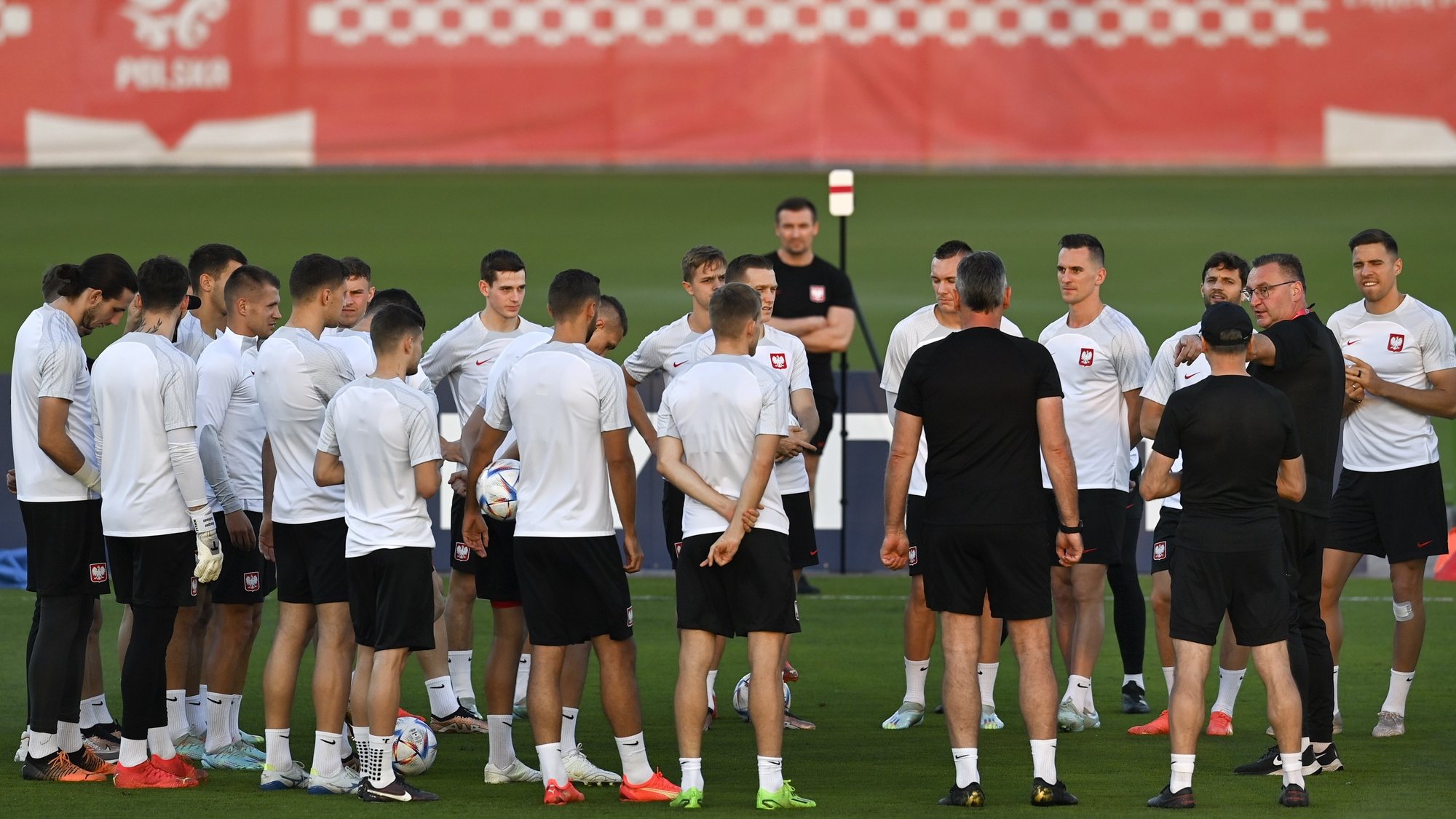 epa10346031 Poland national team head coach Czeslaw Michniewicz (2-R) talks to his players during a training session at the premises of Al Kharaitiyat SC in Doha, Qatar, 03 December 2022. Poland will face France in their FIFA World Cup 2022 round of 16 soccer match on 04 December 2022.  EPA/GEORGI LICOVSKI
