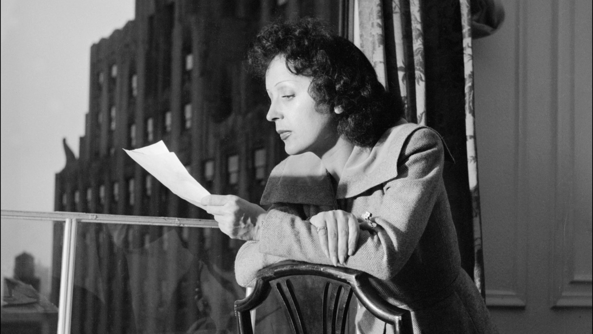 Piaf tornou-se uma estrela internacional na década de 1950 e canções como &quot;Non, je ne regret rien&quot;, &quot;Hymne à l'amour&quot; e &quot;Milord&quot; fizeram dela uma das cantoras mais famosas do século XX