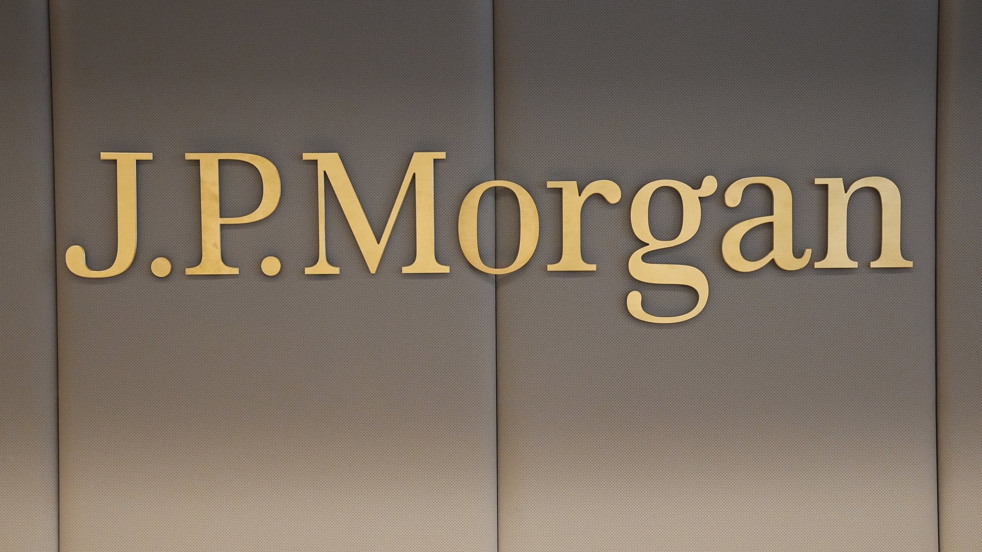 epa09310199 The JP Morgan bank logo is pictured at the new French headquarters of the JP Morgan bank in Paris, France, 29 June 2021. JP Morgan&#039;s new trading floor is the latest example of how Brexit is changing Europe&#039;s financial landscape since January.  EPA/MICHEL EULER / POOL MAXPPP OUT