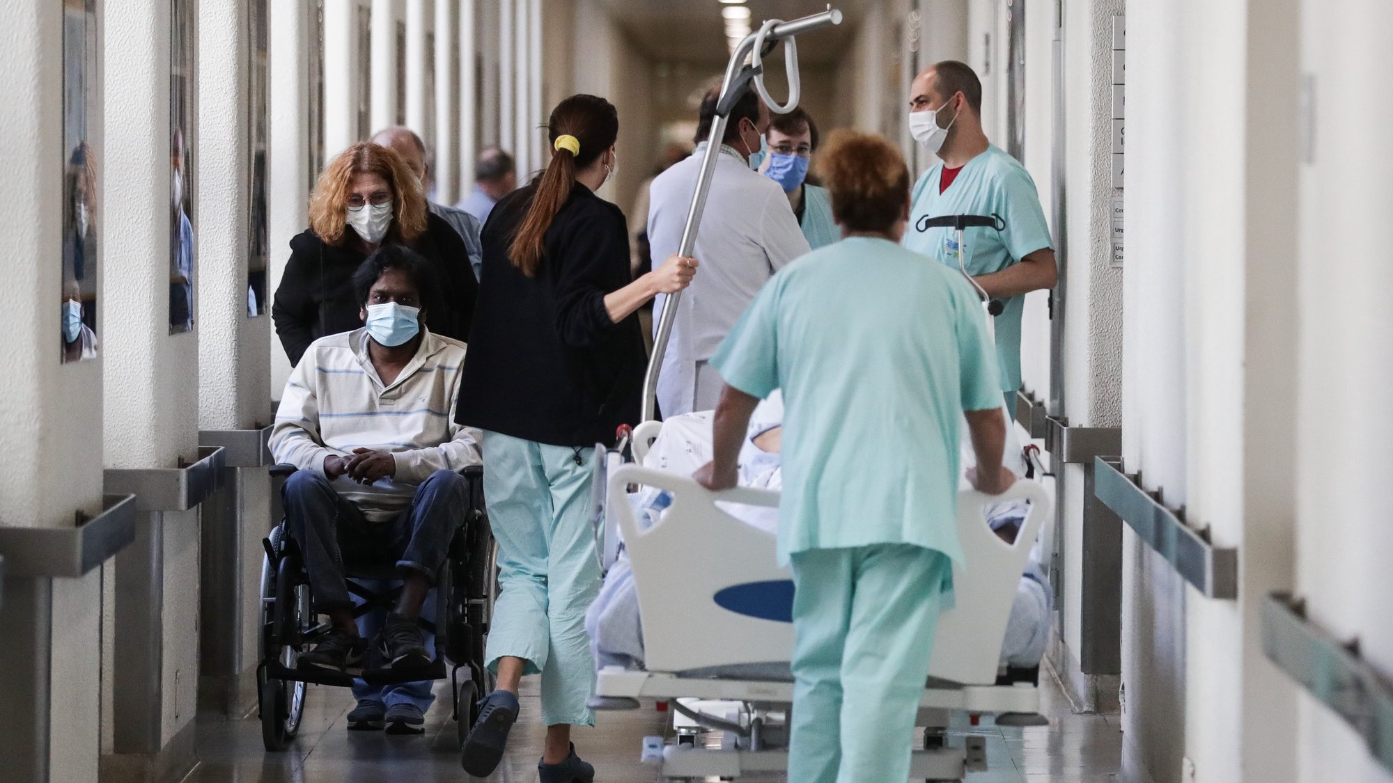 Técnicos de saúde e pacientes num dos corredores do Hospital de Santa Maria, em Lisboa, 03 de maio de 2022. (ACOMPANHA TEXTO DA LUSA DO DIA 06 DE MAIO DE 2022). TIAGO PETINGA/LUSA
