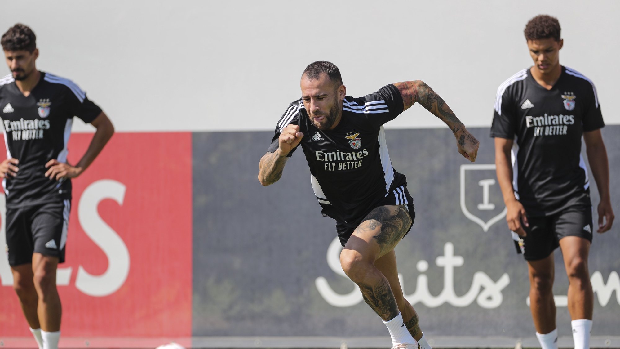 epa10133229 Benfica soccer player NicolÃ¡s Otamendi during the training session at Benfica training campus in Seixal prior to tomorrow 2nd leg of the UEFA Champions League play-off round against Dynamo Kiev at Luz Stadium in Lisbon, Portugal, 22 August 2022.  EPA/MIGUEL A. LOPES