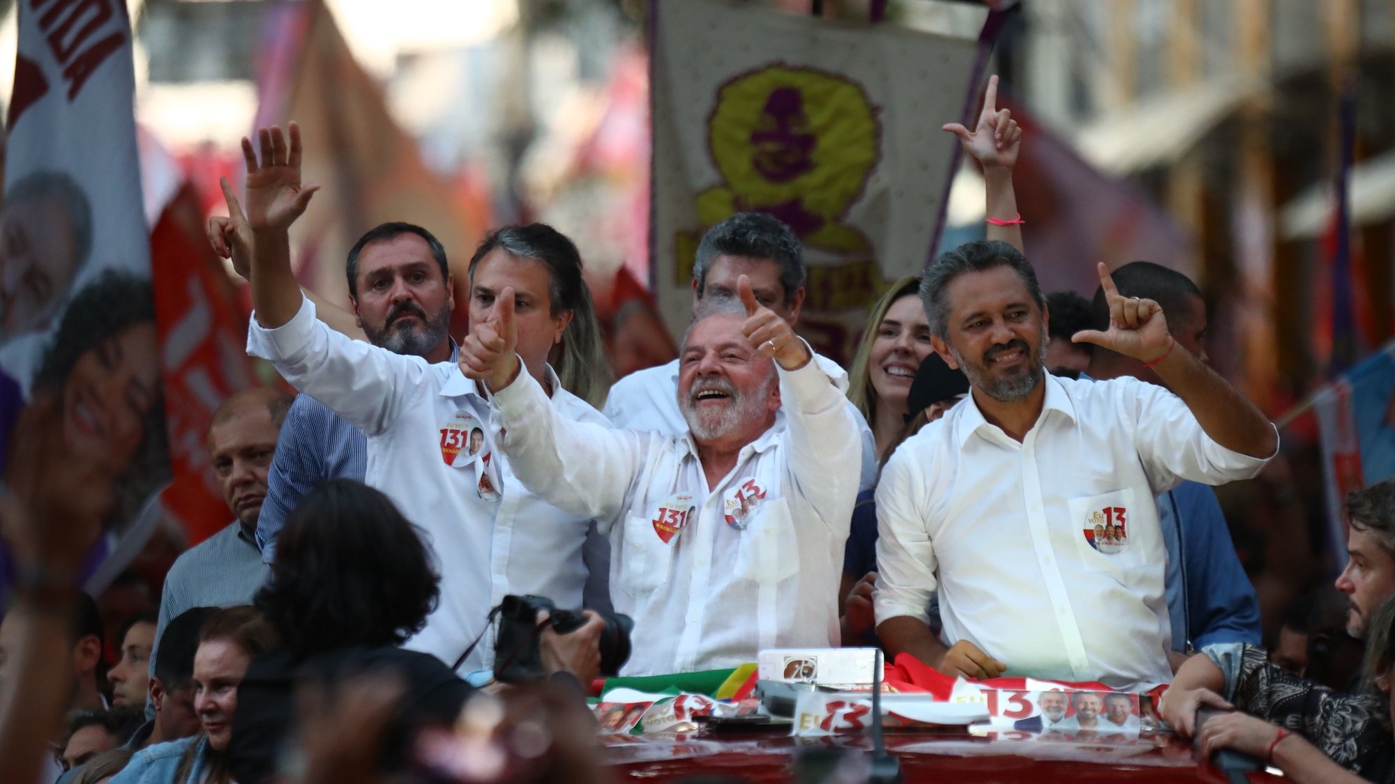 epaselect epa10216663 Presidential candidate Luis Inacio Lula da Silva (C) greets supporters upon his arrival for a campaign rally in Fortaleza, Ceara, Brazil, 30 September 2022.  EPA/Jarbas Oliveira