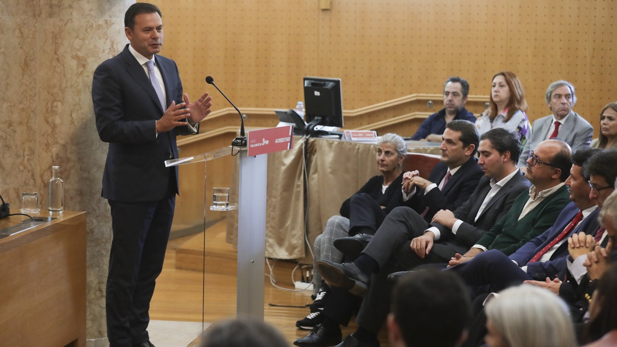O presidente do Partido Social Democrata (PSD) Luís Montenegro, intervém na sessão de encerramento das Jornadas Parlamentares subordinadas ao tema “Acreditar em Portugal” na Assembleia da Reública em Lisboa, 18 de outubro de 2022. TIAGO PETINGA/LUSA
