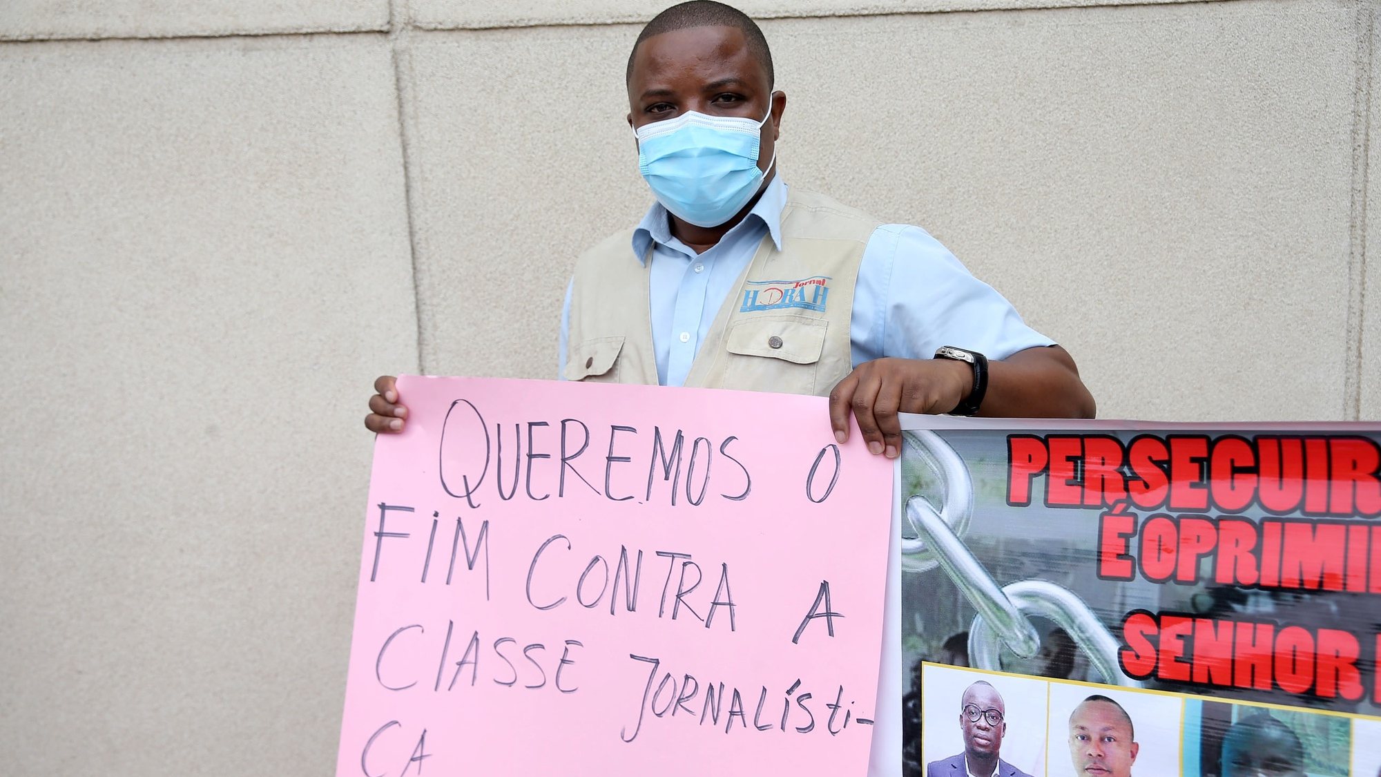 Um jornalista manifesta-se para denunciar alegadas “perseguições” judiciais contra profissionais de comunicação social em Angola, em Luanda, Angola, 15 de junho de 2021. AMPE ROGÉRIO/LUSA