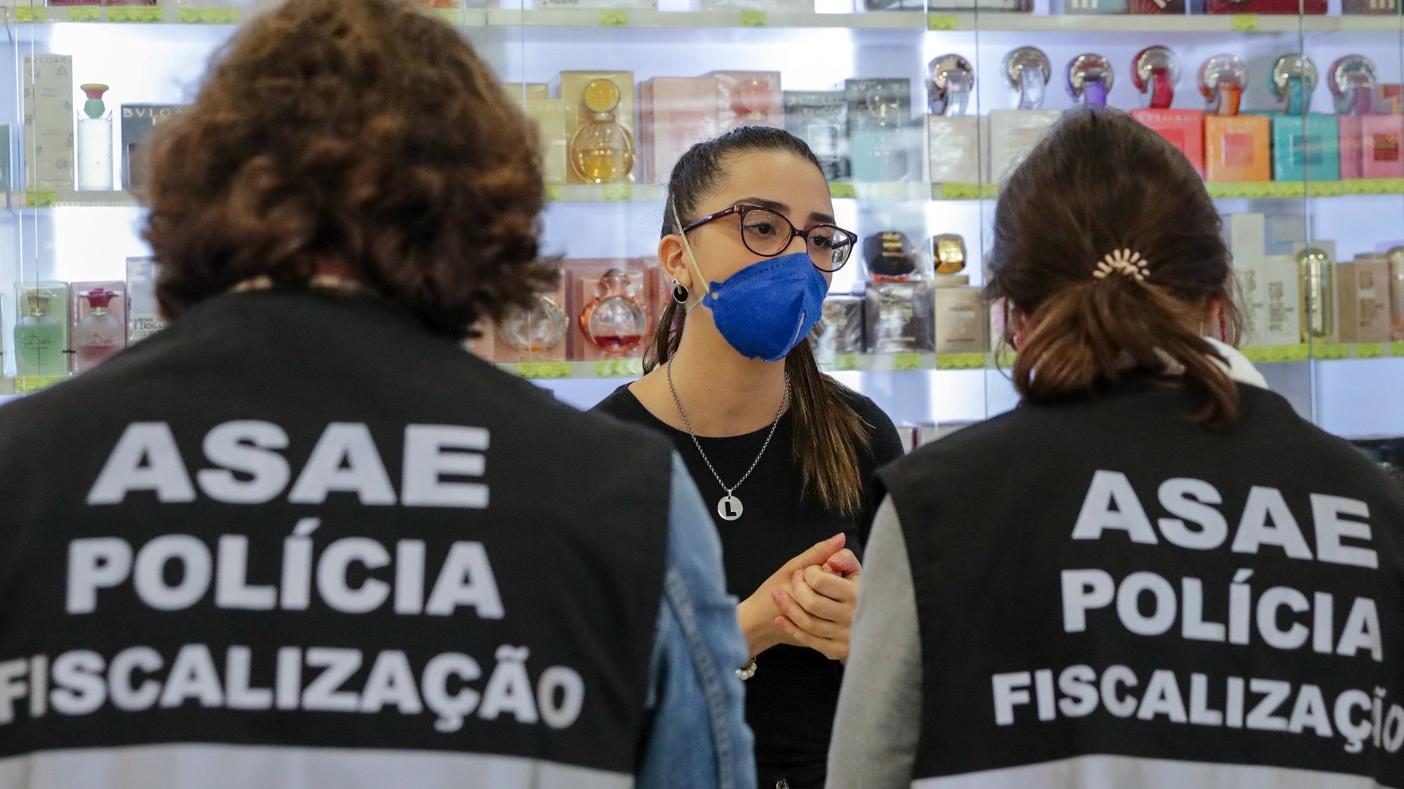 epa08380620 An inspector of Food and Economic Security Authority (ASAE) checks prices and packaging of sanitizer gel and masks at a medical supply store in Moscavide, Loures, Portugal, 23 April 2020. ASAE teams have started a nationwide inspection of the price of protective and cleaning items. Countries around the world are taking increased measures to stem the widespread of the SARS-CoV-2 coronavirus which causes the Covid-19 disease.  EPA/TIAGO PETINGA