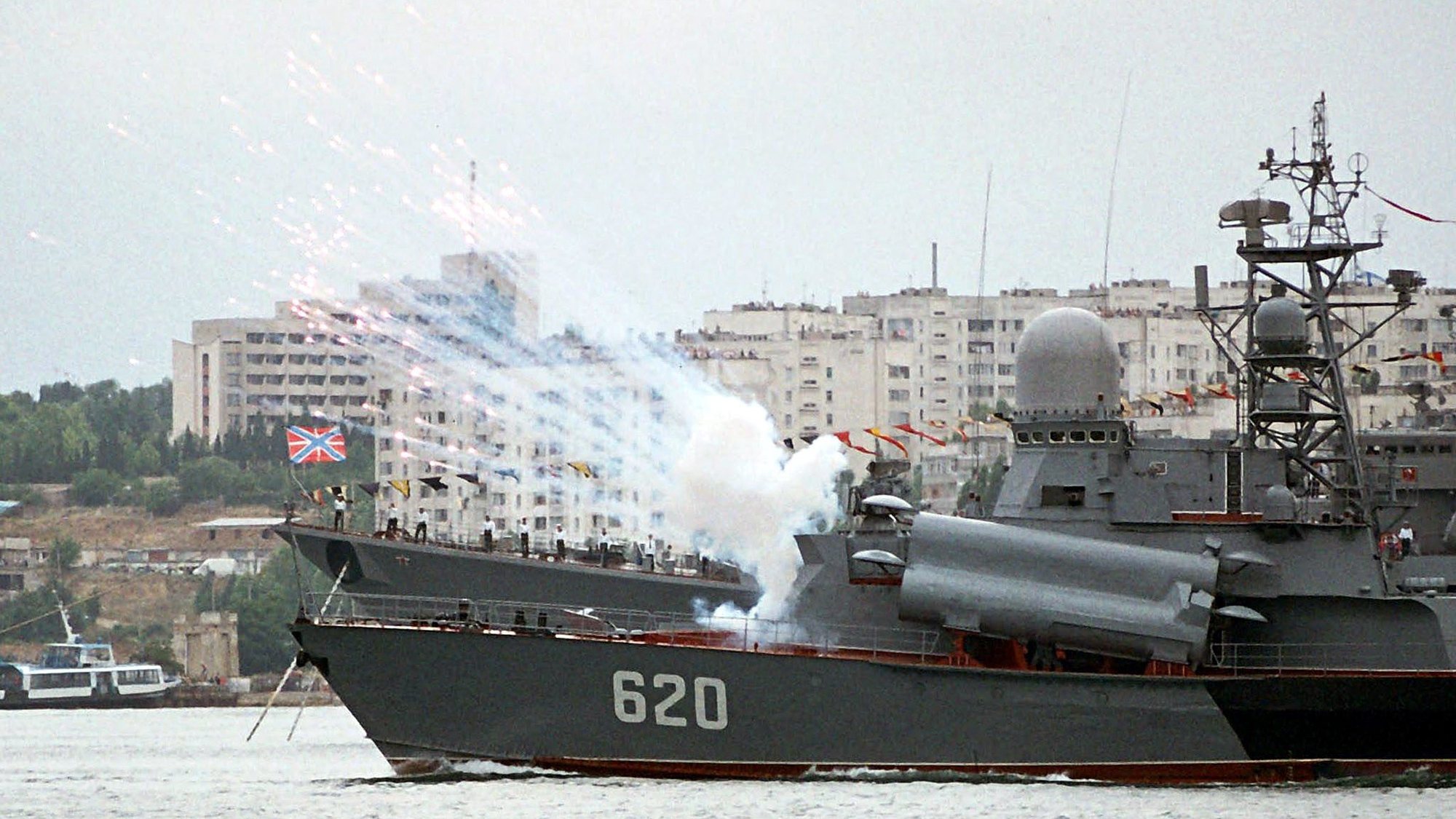 epa000239062 A battleship ship fires a salute during celebration of Russian Navy day at Sebastopol, Ukraine, Sunday 25 July 2004. Russian Navy use Ukrainian city Sebastopol as base on the Black Sea.  EPA/SERGEY SVETLITSKIY