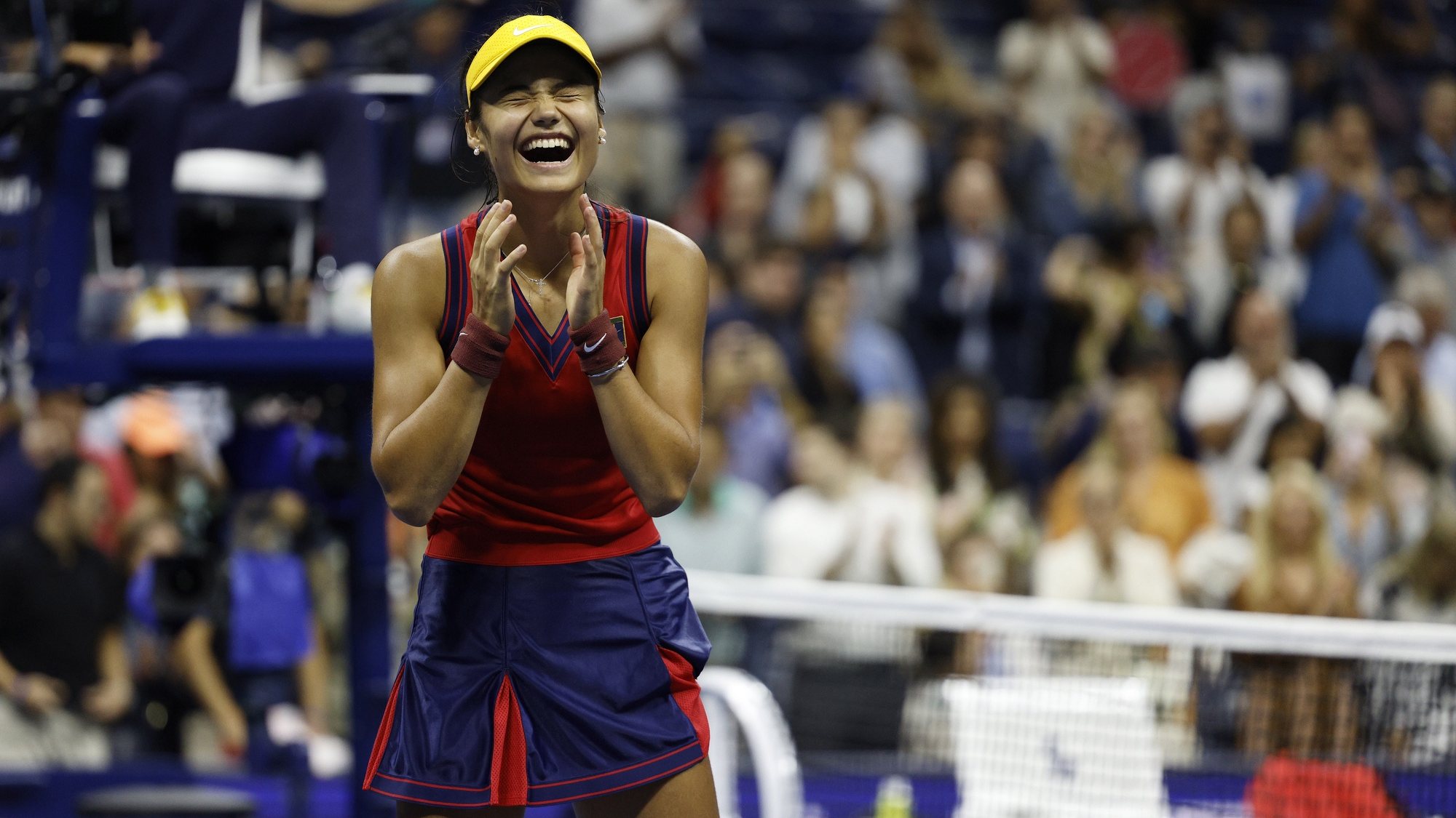 epa09458956 Emma Raducanu of Great Britain reacts after defeating Maria Sakkari of Greece during their semifinals round match on the eleventh day of the US Open Tennis Championships at the USTA National Tennis Center in Flushing Meadows, New York, USA, 09 September 2021. The US Open runs from 30 August through 12 September.  EPA/JUSTIN LANE