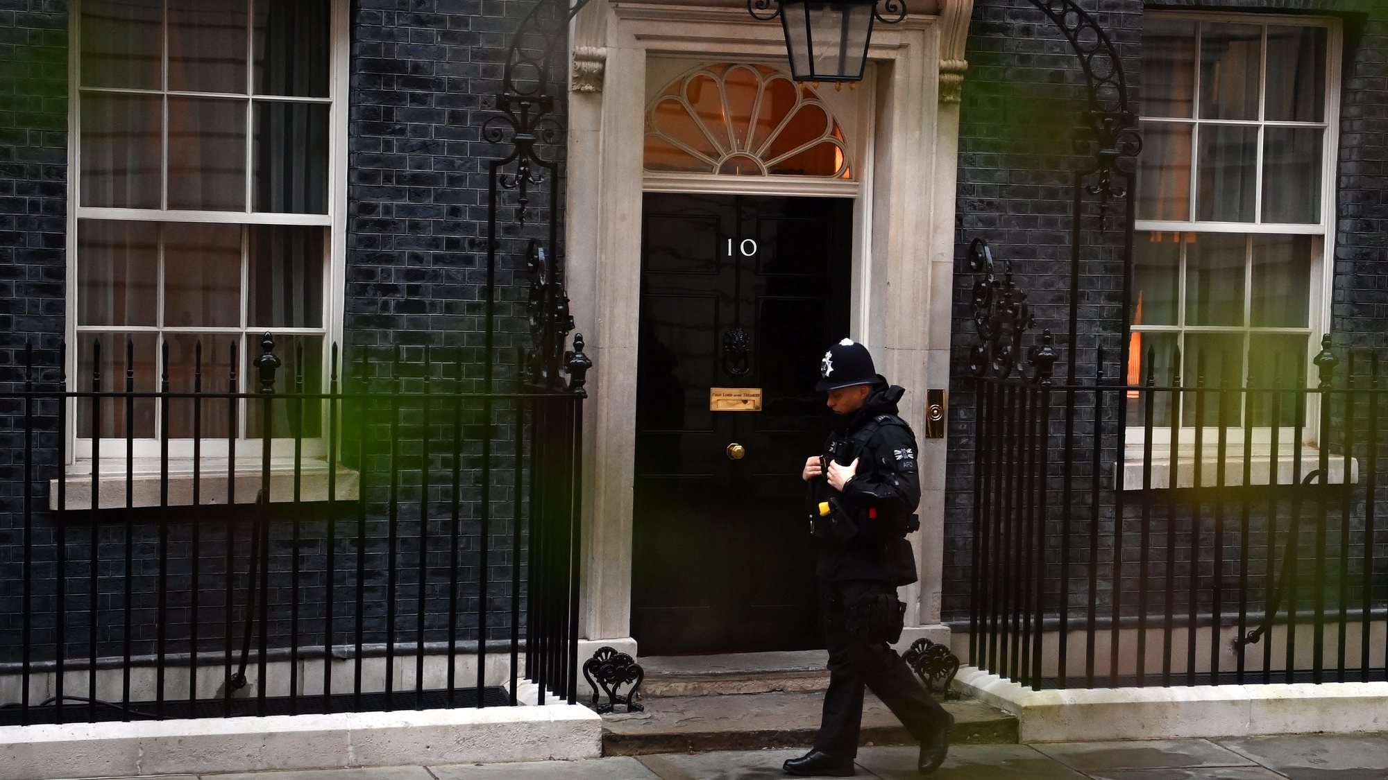 Polícia a porta na 10 Downing Street em Londres