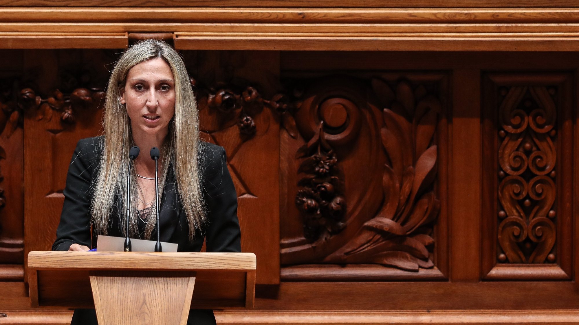 A deputada não inscrita, Cristina Rodrigues, intervém durante o debate parlamentar que tem como tema principal o teletrabalho, na Assembleia da República, em Lisboa, 5 de maio de 2021. MÁRIO CRUZ/LUSA