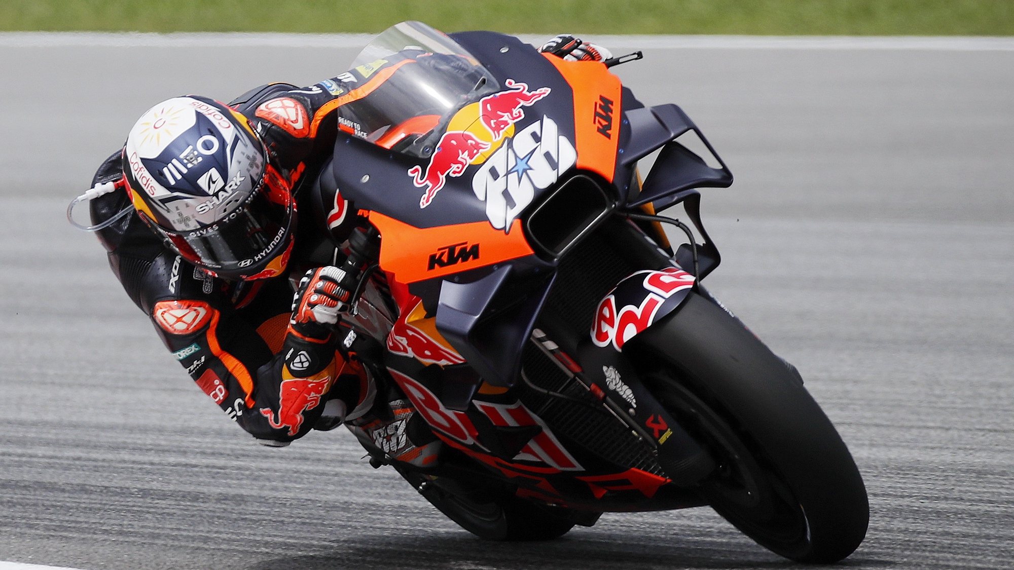epa10256251 Portuguese rider Miguel Oliveira of Red Bull KTM Factory Racing in action during free practice session at the Malaysia Motorcycling Grand Prix in Sepang, Malaysia, 21 October 2022. The 2022 Malaysia Motorcycling Grand Prix will take place on 23 October.  EPA/FAZRY ISMAIL