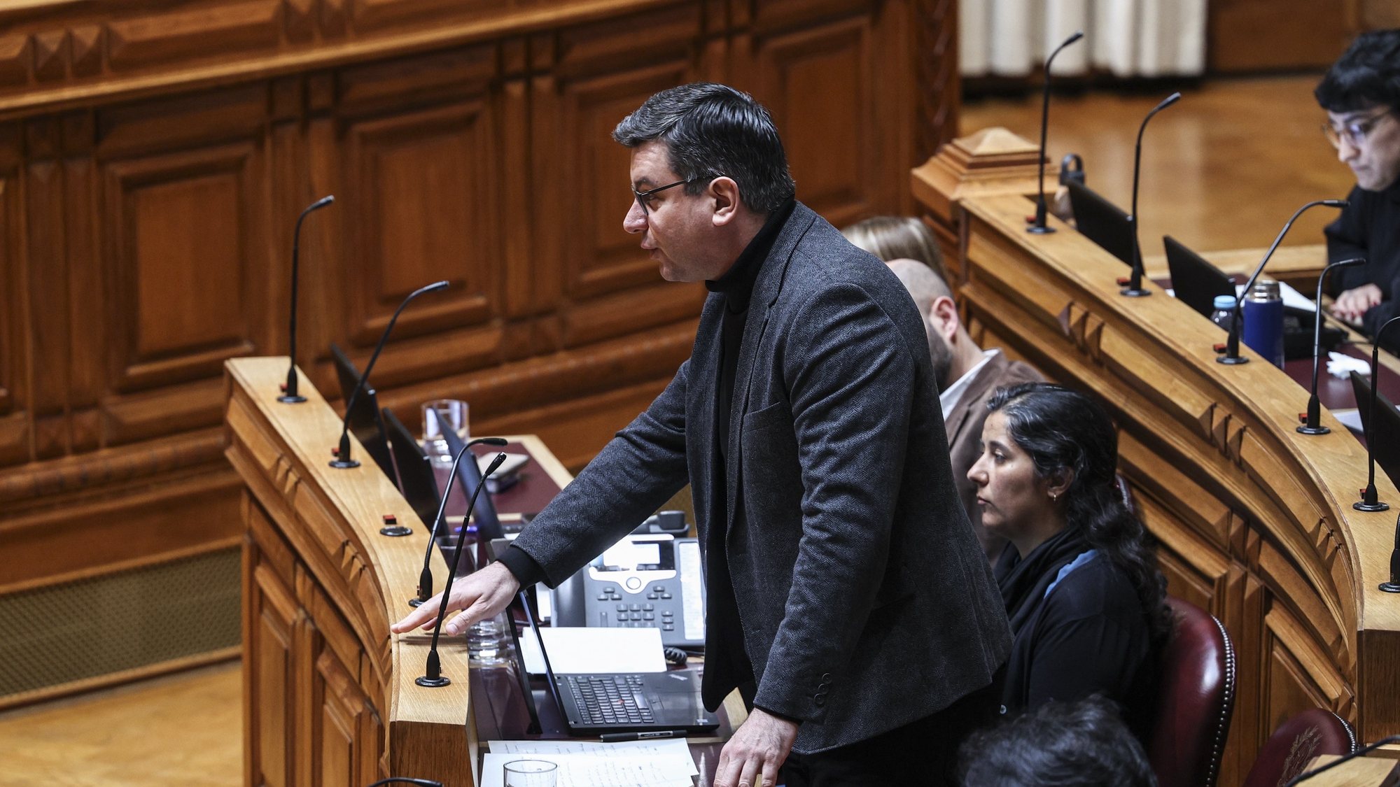 O deputado do PCP, Bruno Dias intervém no debate parlamentar sobre a situação na Ucrânia, esta manhã na Assembleia da República em Lisboa, 24 de fevereiro de 2023. MIGUEL A. LOPES/LUSA
