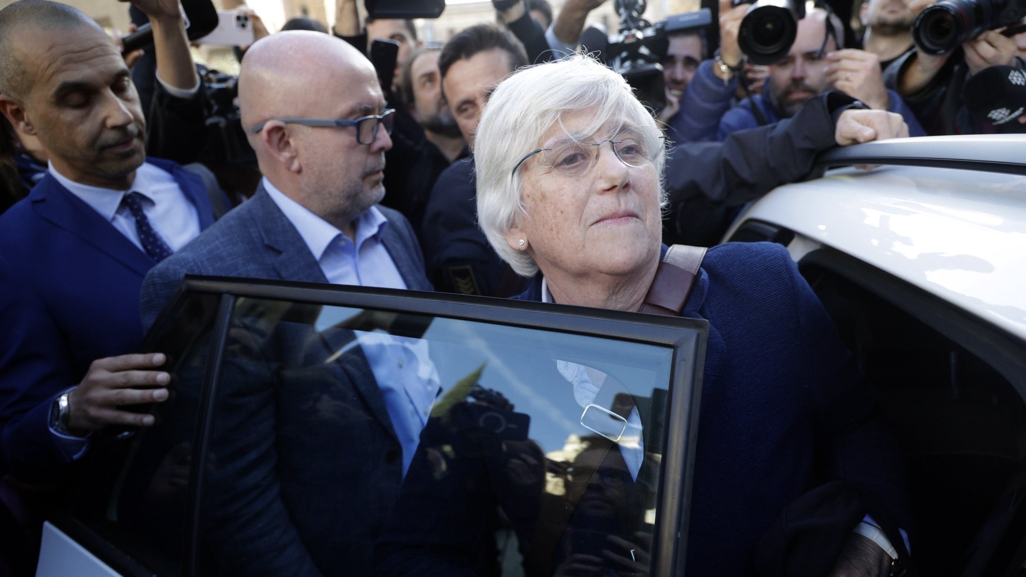 epa10547432 Catalonia&#039;s former Education Minister and member of the European Parliament Clara Ponsati (C) is detained in Barcelona, Catalonia, Spain, 28 March 2023. Posanti, who was exiled in Belgium for five years after the 2017 independence referendum and was under warrant, crossed the French-Spanish border on 28 March to return to Catalonia.  EPA/Quique Garcia