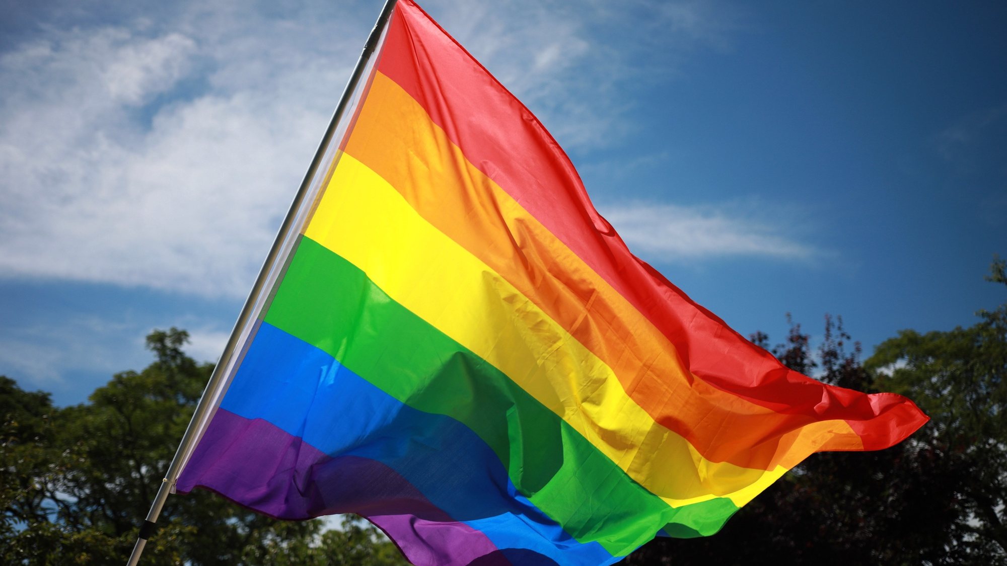 Bandeira LGBT na Pride Parade no Porto