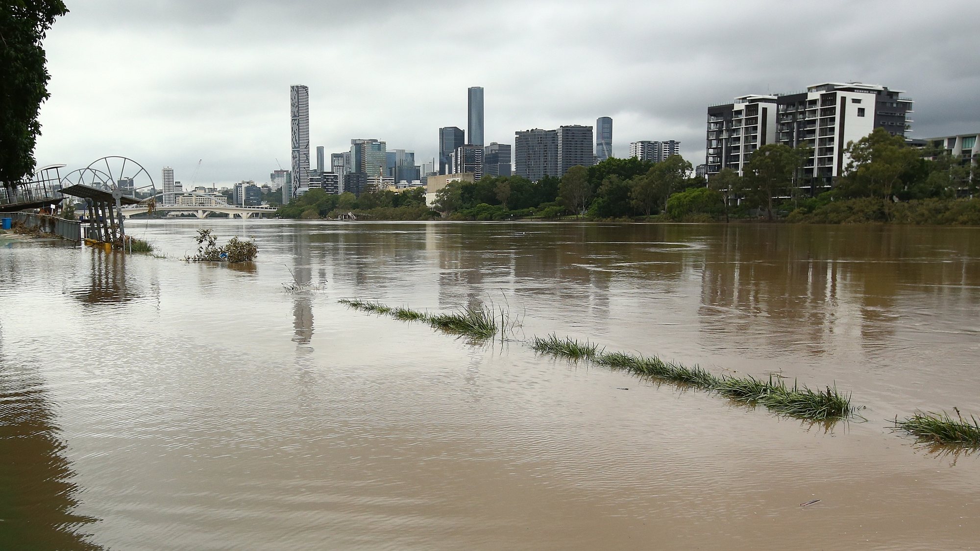 epa09800114 The Brisbane River level is still high in Brisbane, Queensland, Australia, 04 March 2022. Southeast Queensland is bracing for more damaging rain that could delay the clean-up after flooding.  EPA/JONO SEARLE AUSTRALIA AND NEW ZEALAND OUT