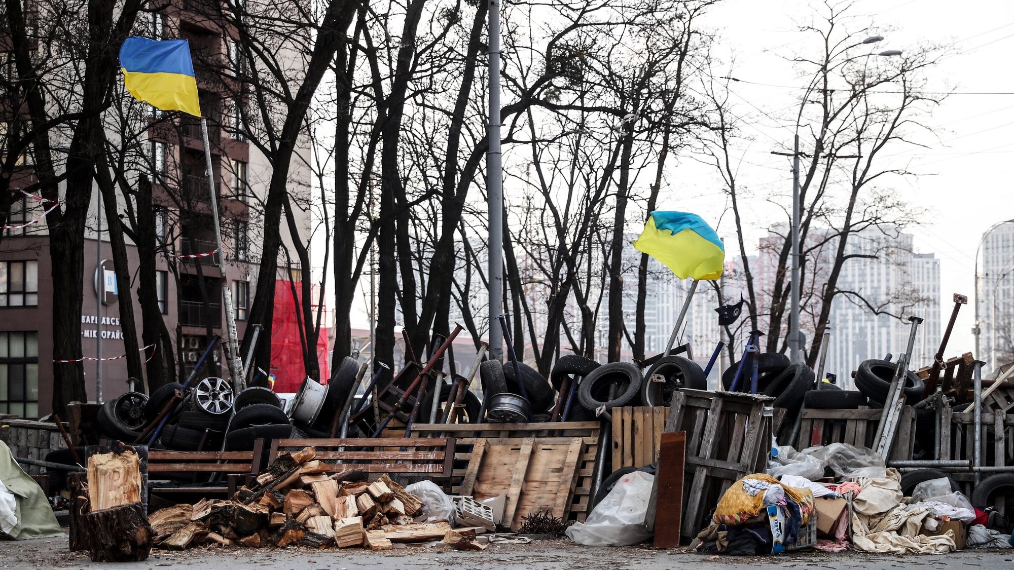 epa09847117 A barricade made with all kinds of rustic materials in a street in Kyiv (Kiev), Ukraine, 24 March 2022, after a month of war. On 24 February Russian troops had entered Ukrainian territory in what the Russian president declared a &#039;special military operation&#039;, resulting in fighting and destruction in the country, a huge flow of refugees, and multiple sanctions against Russia.  EPA/NUNO VEIGA
